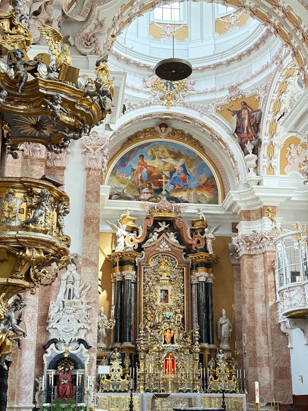 Interior de la iglesia con altar dorado y luz cálida