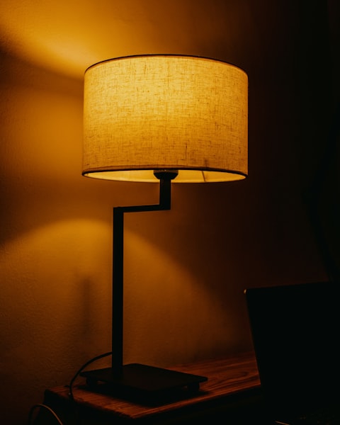 مصباح طاولة LED دافئ