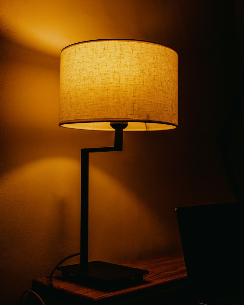 Lampe de bureau moderne éclairant une pièce