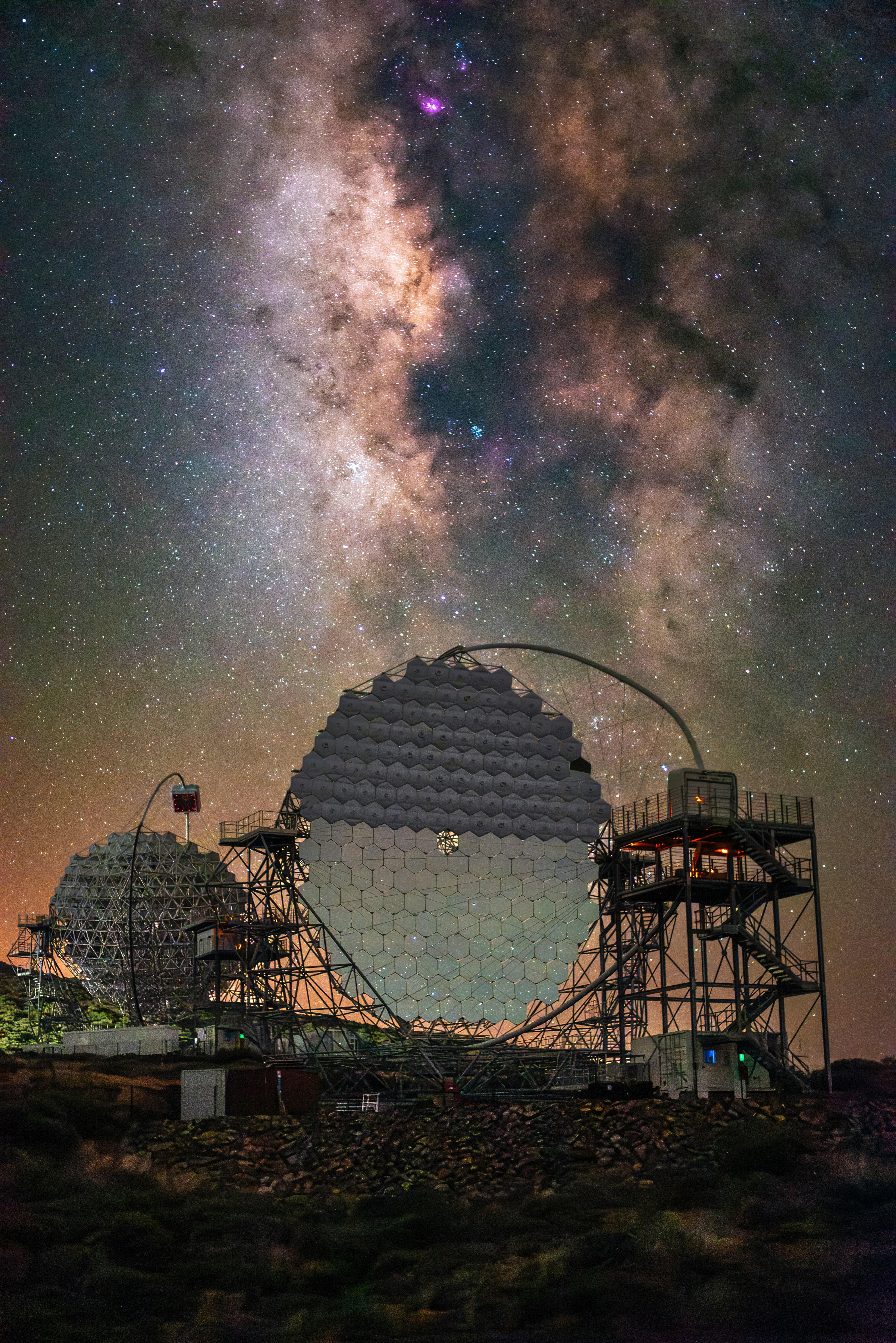 Telescopi sotto un cielo notturno stellato