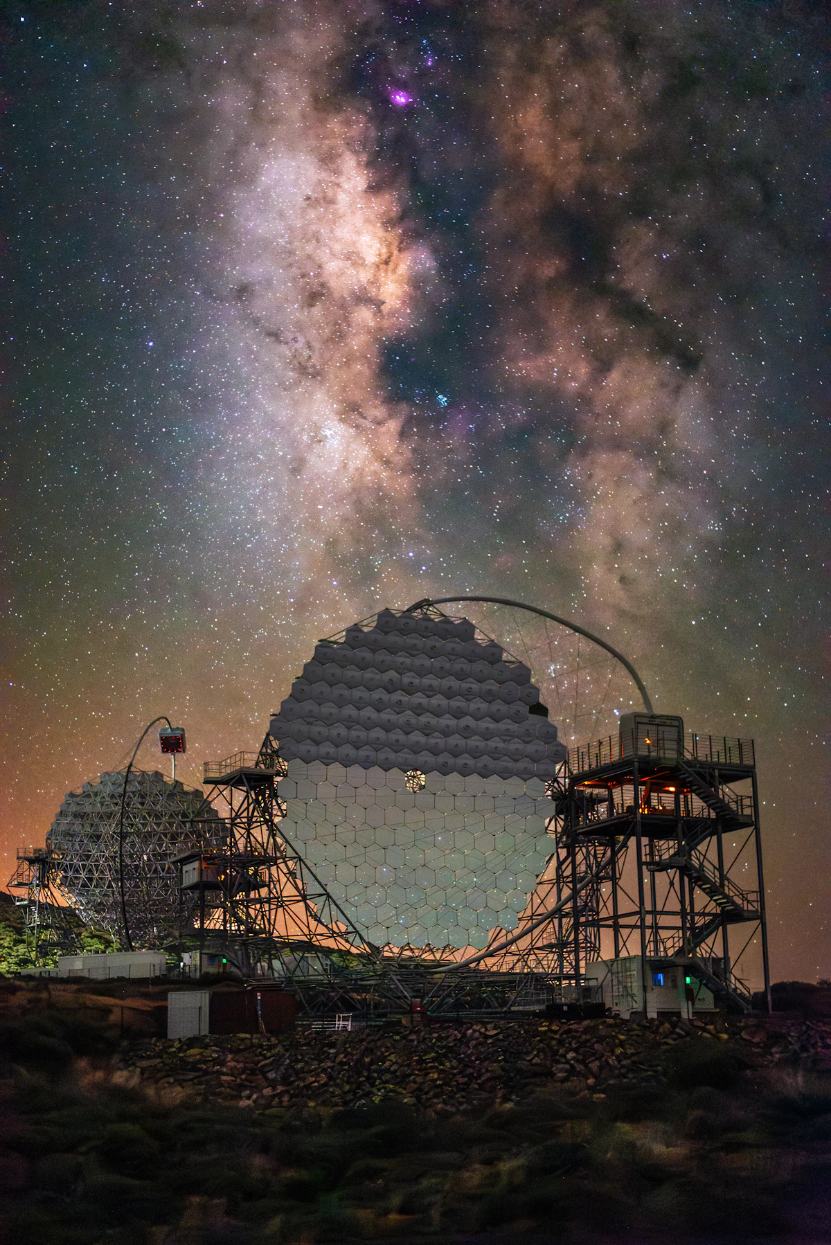 Observatorio bajo la vía láctea para contexto de asteroides y cielo nocturno
