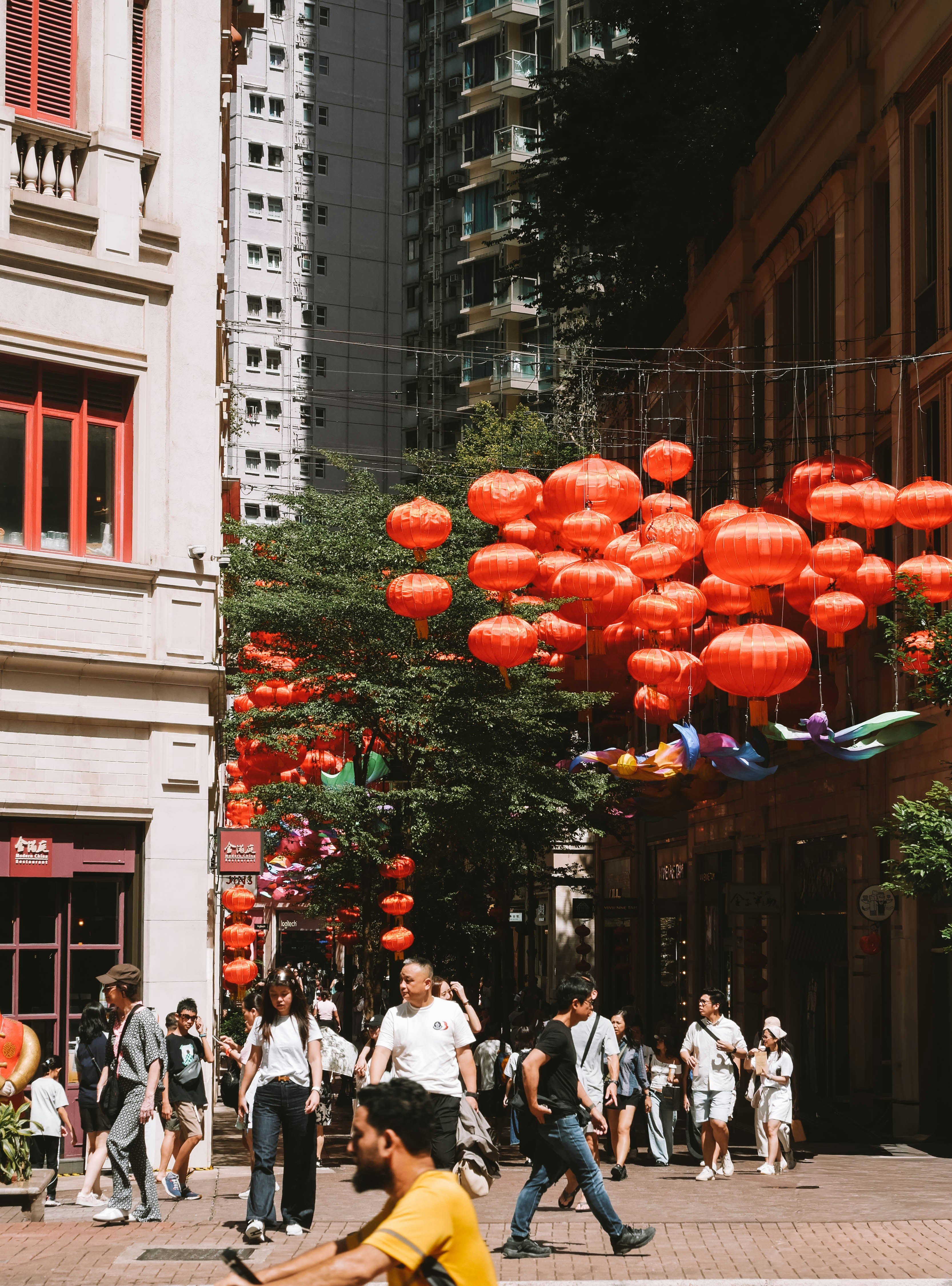 Mercato di strada con lanterne rosse e gente che cammina