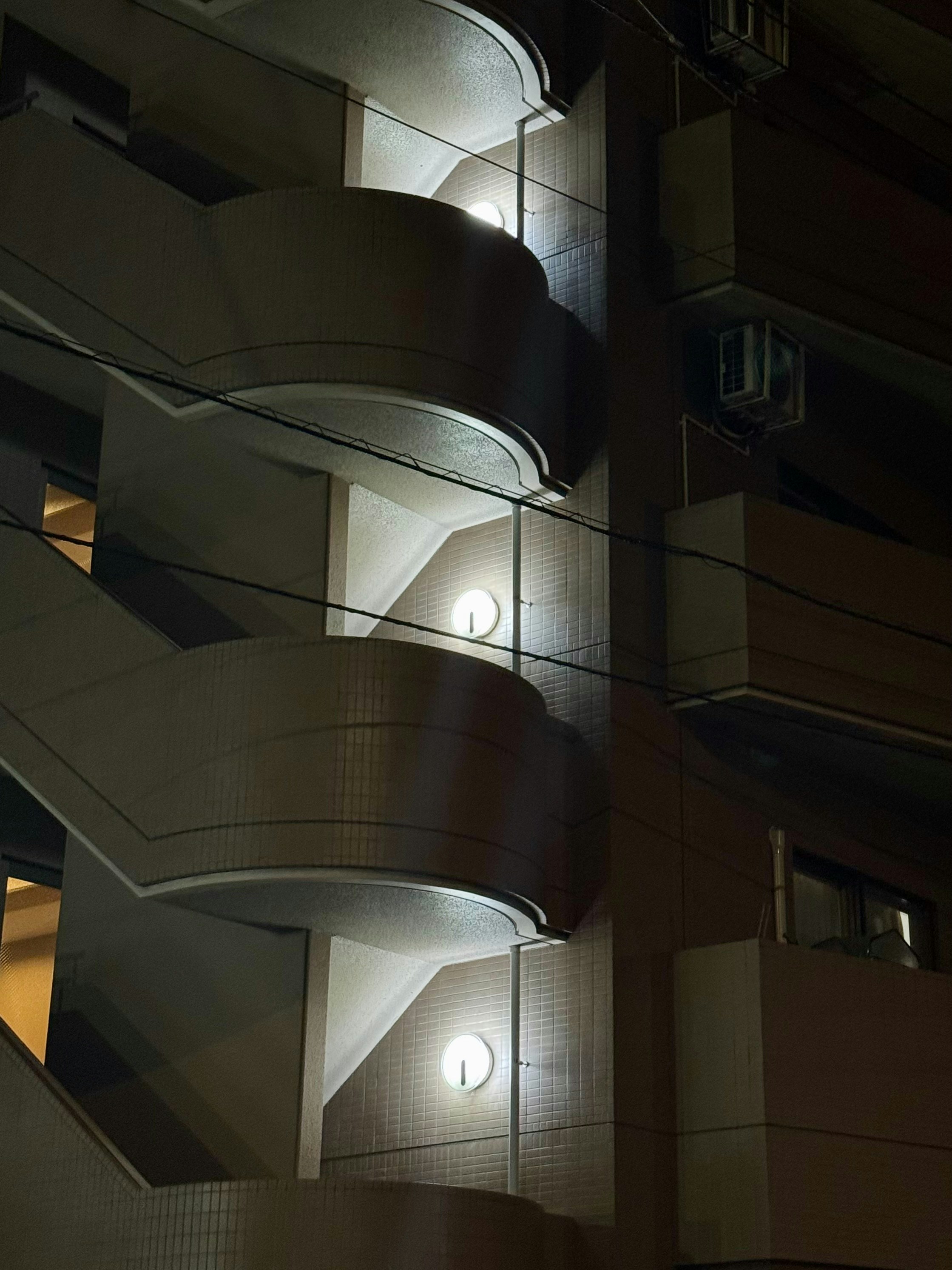 Adaptive Architectural Lighting in 2026: Edge Control, Human‑Centric Metrics, and Night‑Safe Design