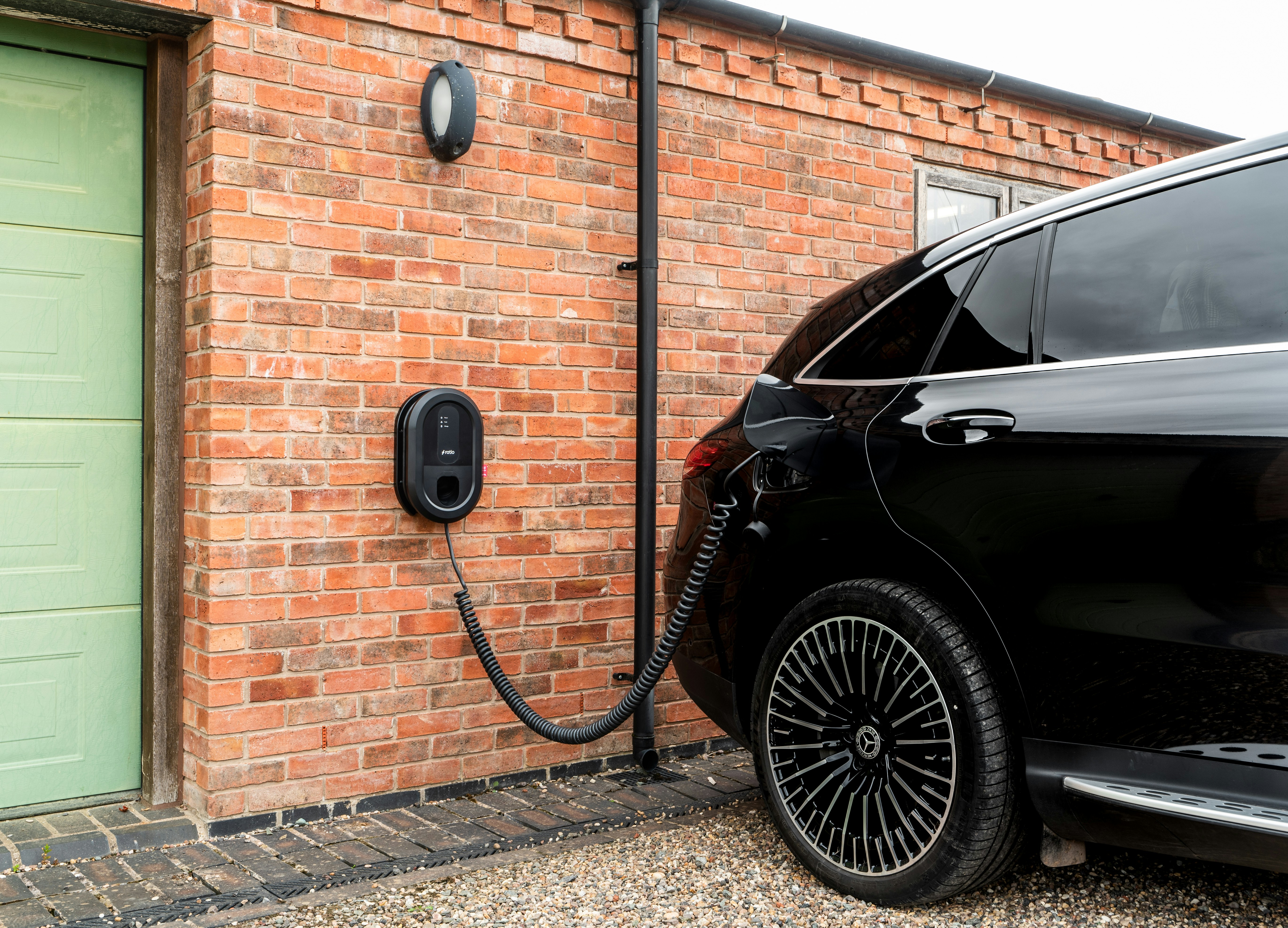 Coche eléctrico conectado a cargador mostrando el puerto de carga donde se alimenta la batería de iones de litio