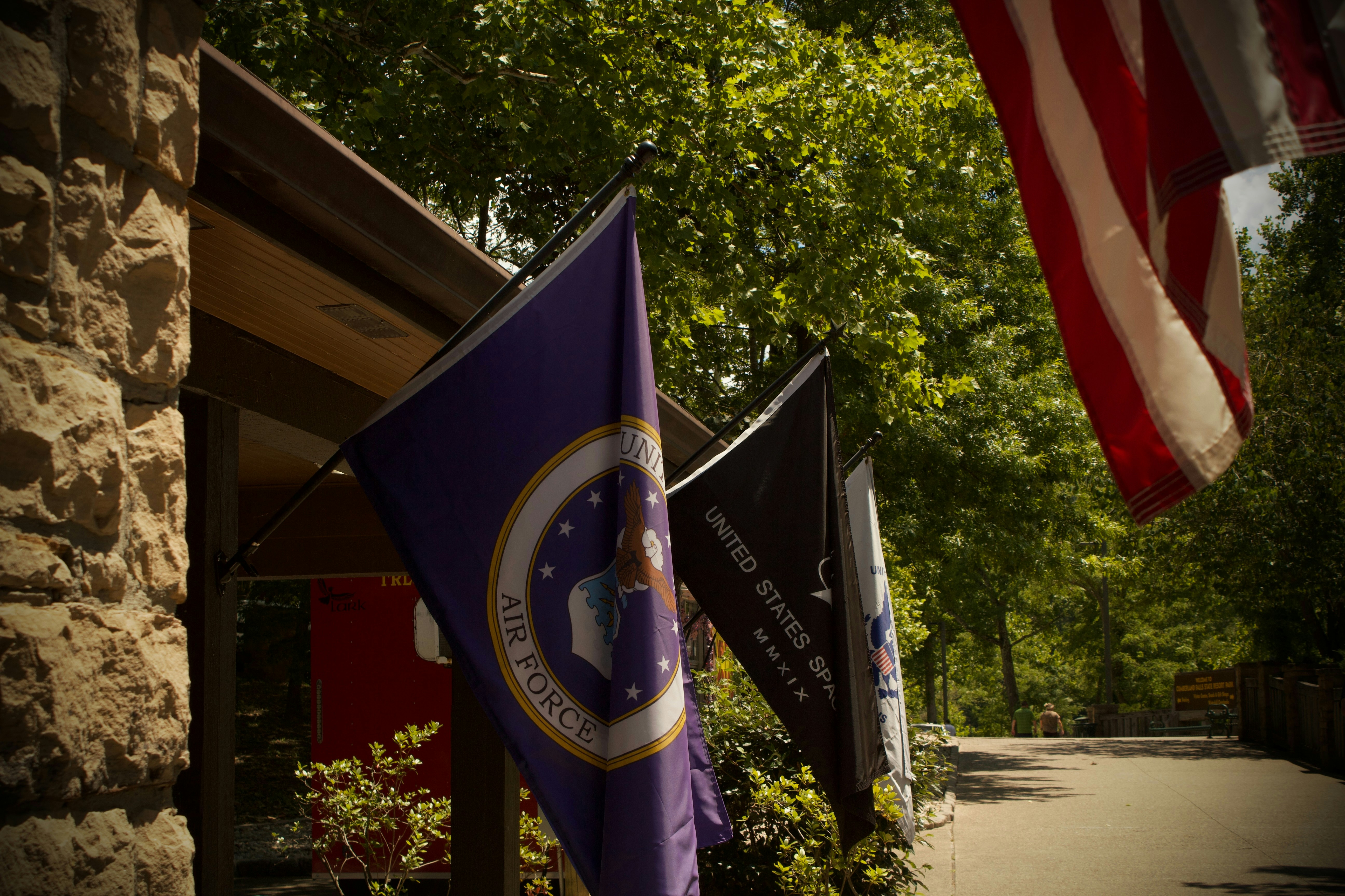 米空軍とPOW/MIAの旗が屋外に誇らしげに展示されている