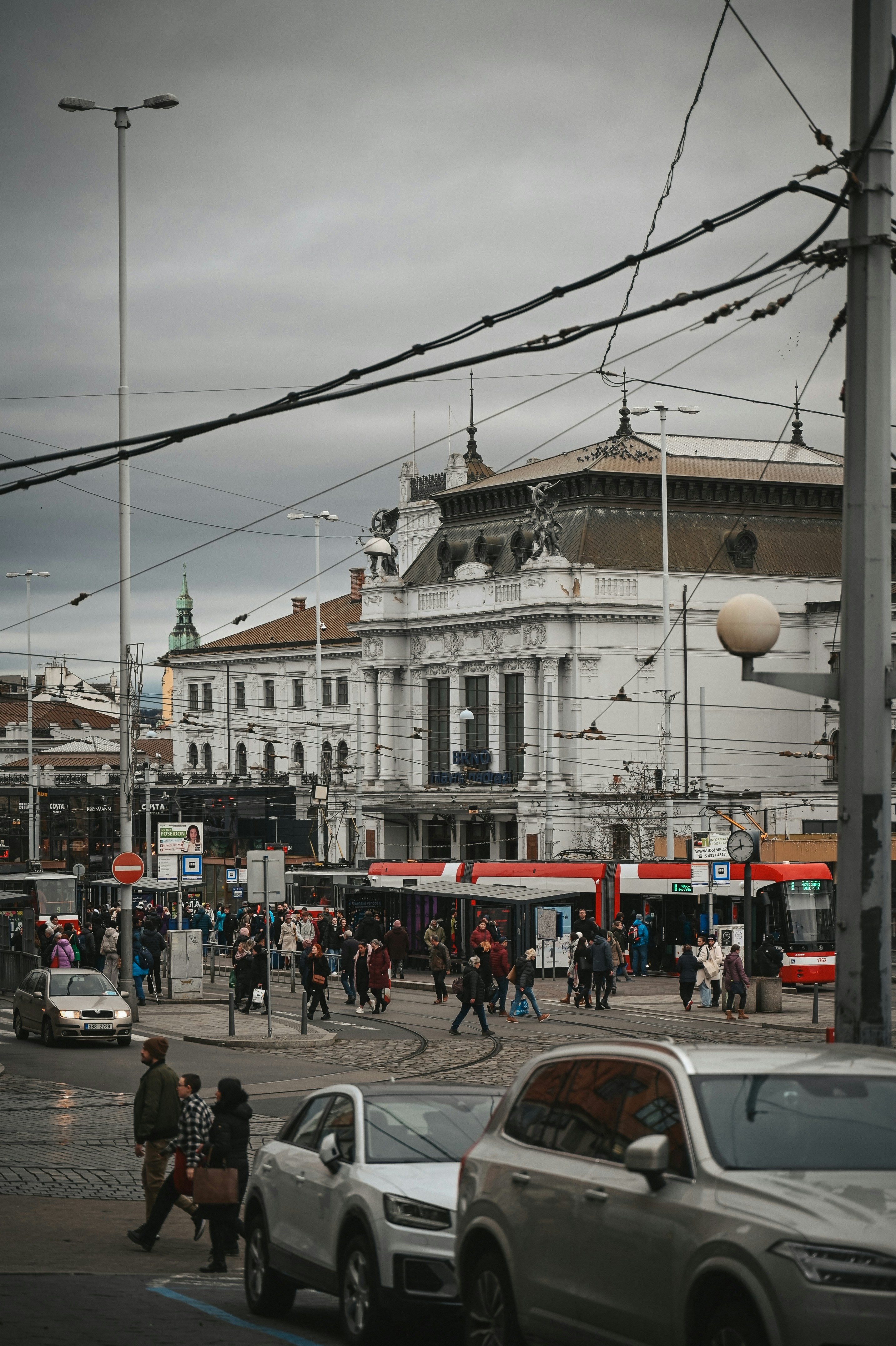 Personas que cruzan la calle cerca del transporte público y los edificios