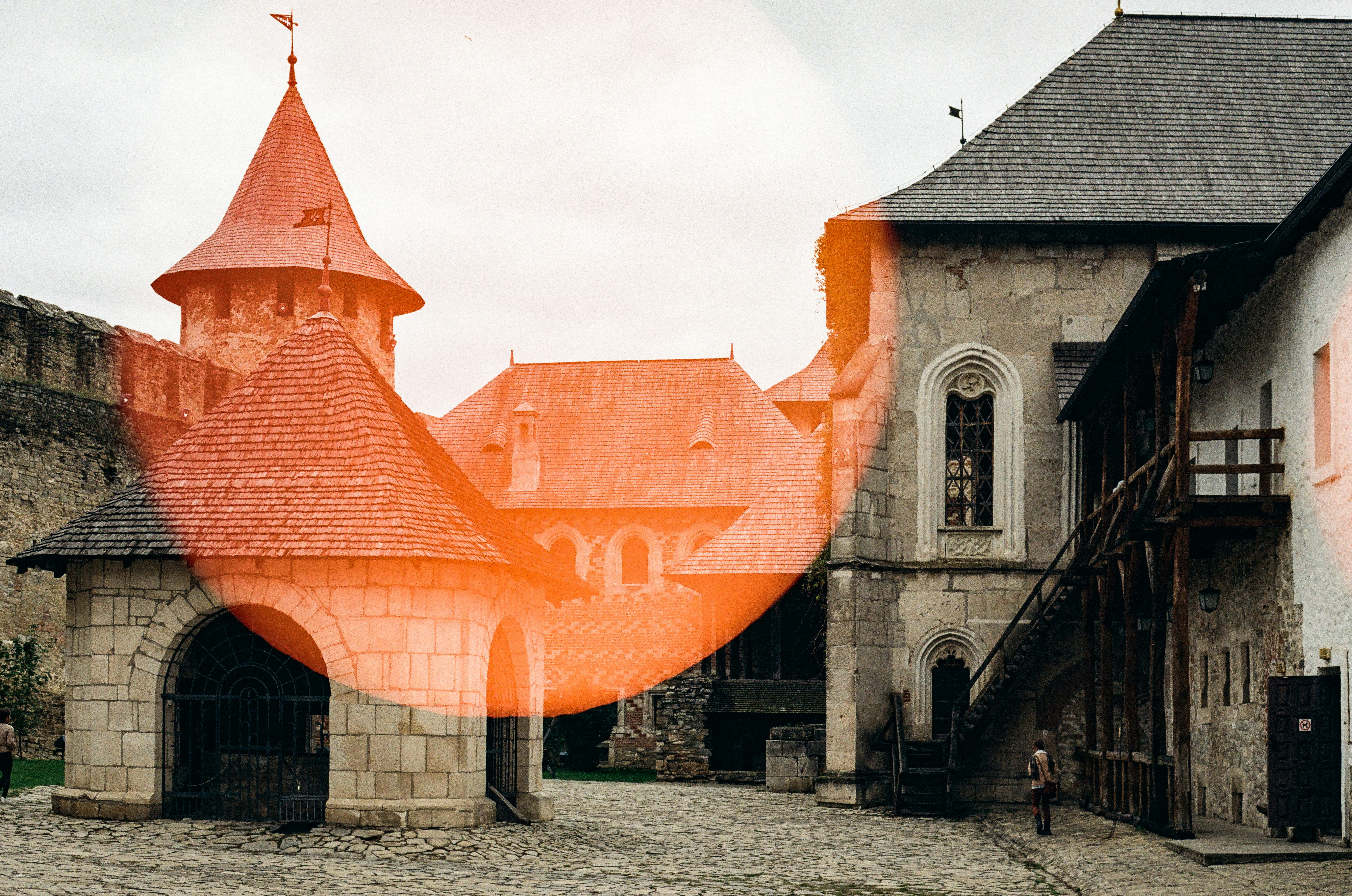 Innenhof einer alten Burg mit orangefarbener Überlagerung