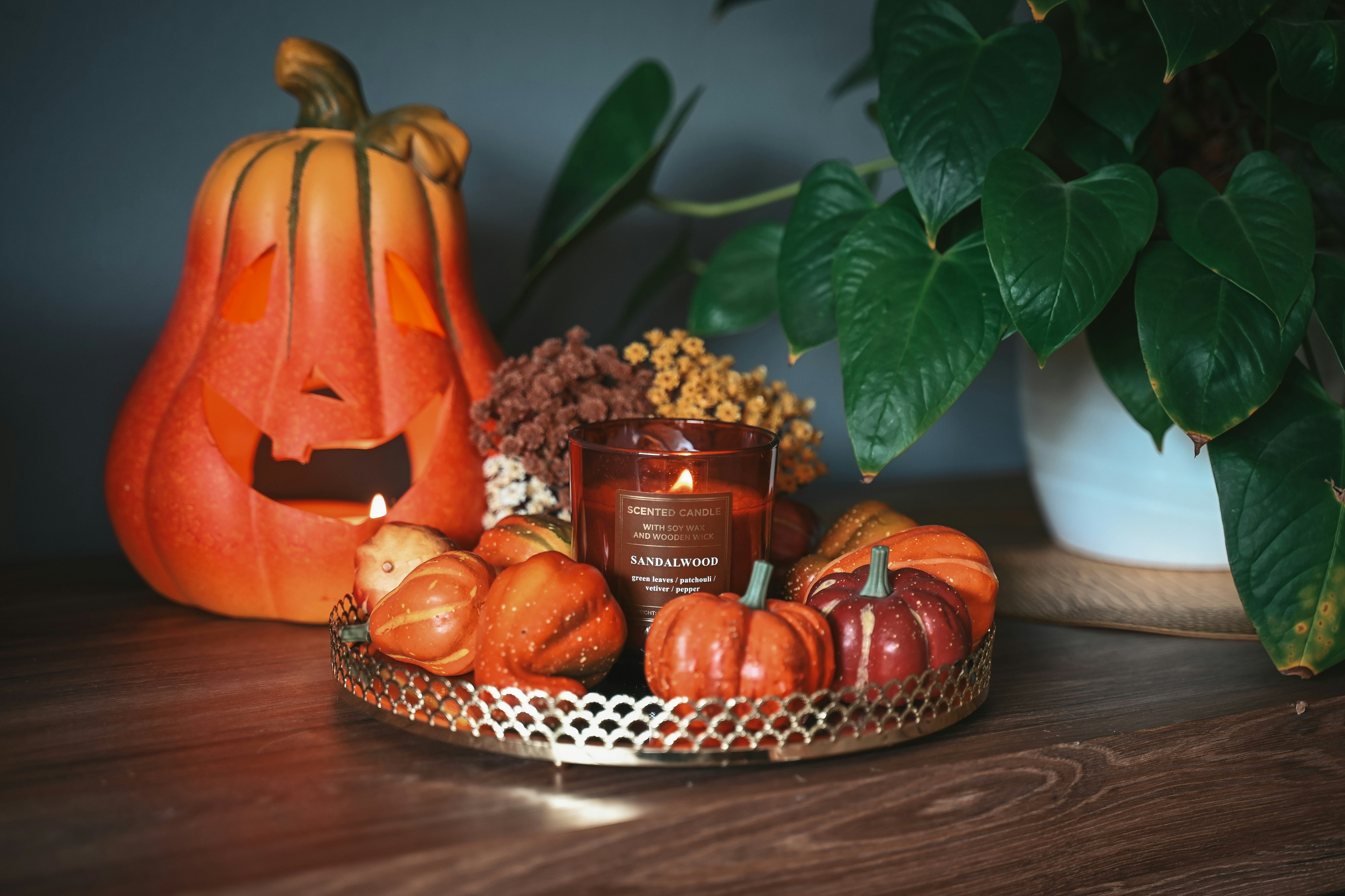 Decoración de Halloween con calabazas y vela encendida