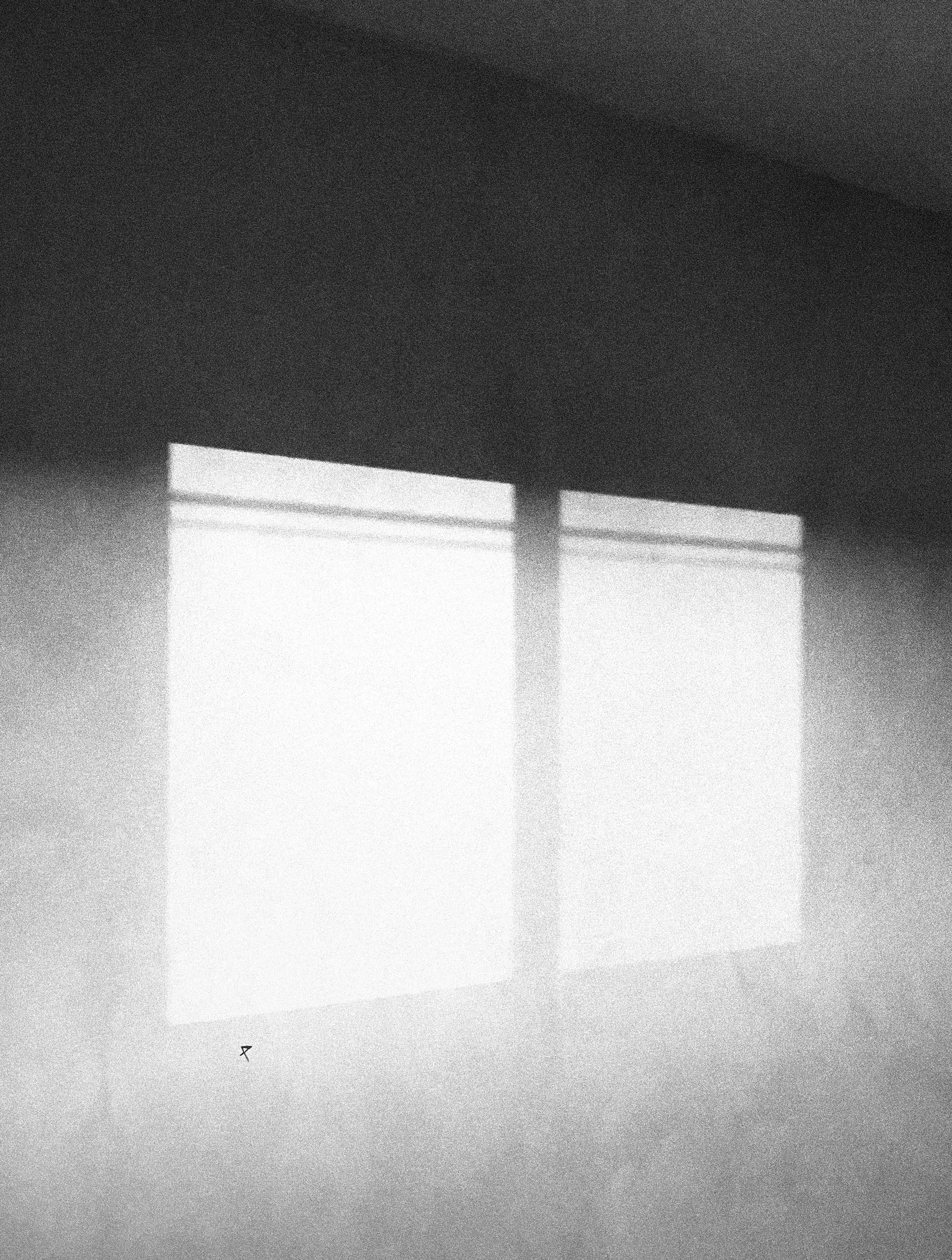 La luz del sol entra por la ventana a la pared