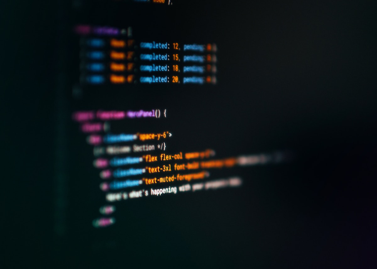 Ghost CMS 程式碼語法高亮完整教學：Prism.js 整合指南