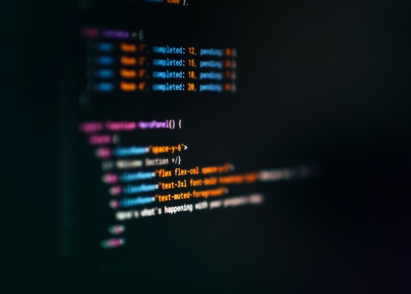 Ghost CMS 程式碼語法高亮完整教學：Prism.js 整合指南