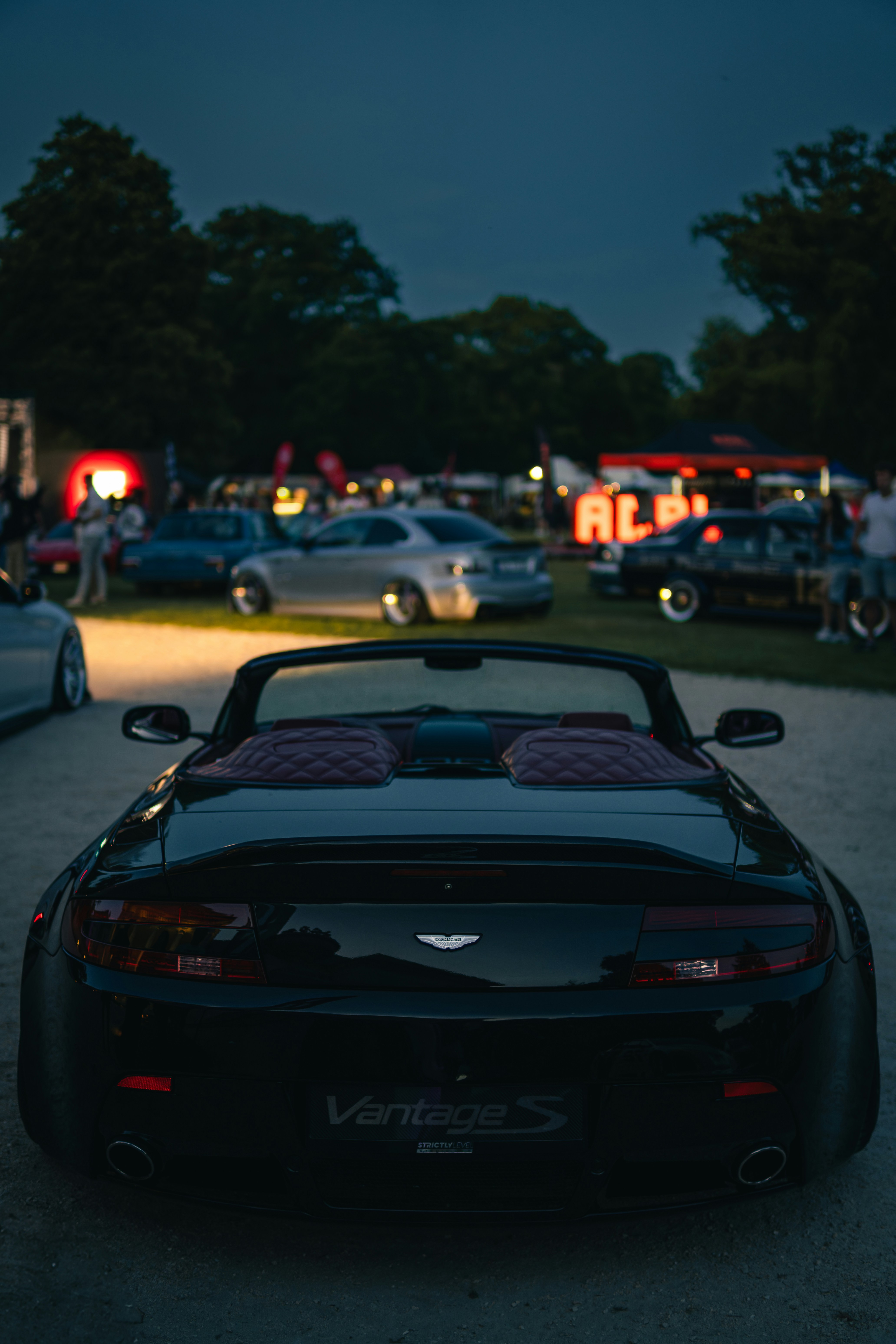 夜のイベントでの黒のコンバーチブルスポーツカー