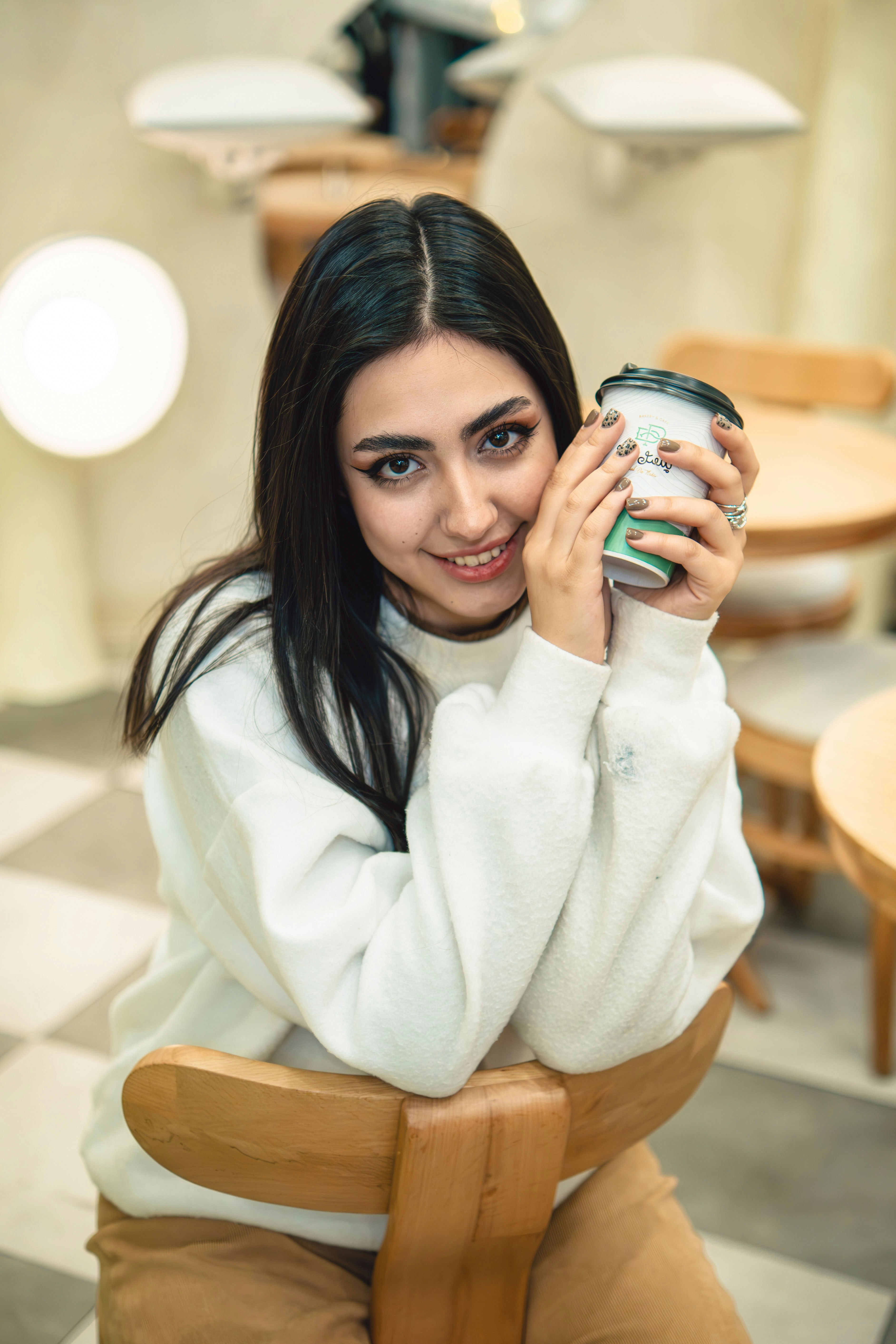 コーヒーを持った若い女性