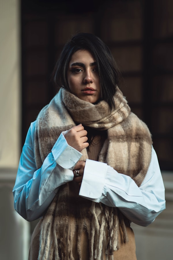 Lino & Arena — modelo con pañuelo y camisa blanca, paleta neutra