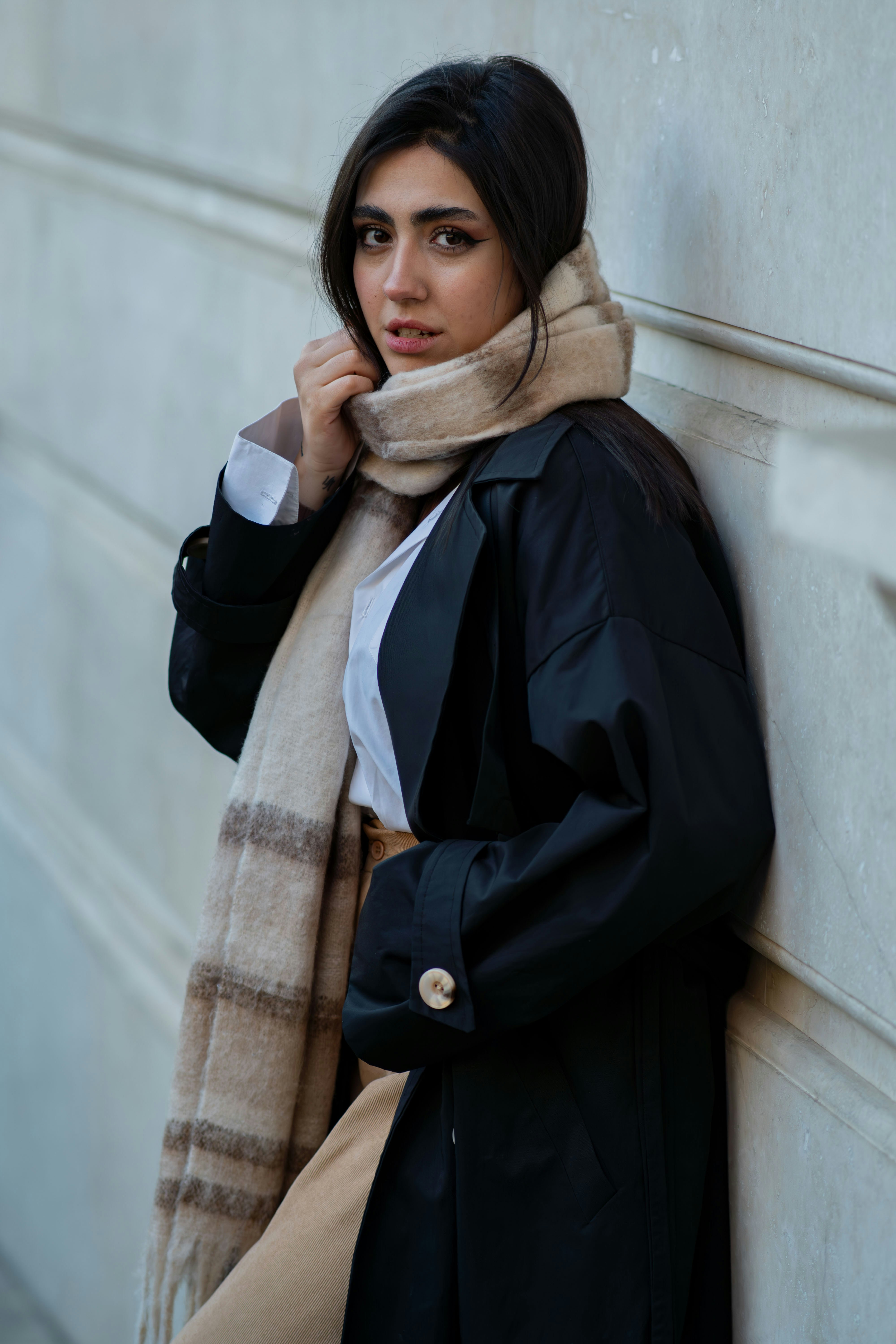 오프시즌 레이어링: 코트와 스카프 스타일링