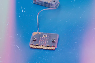 Two micro:bit electronic boards connected by wire
