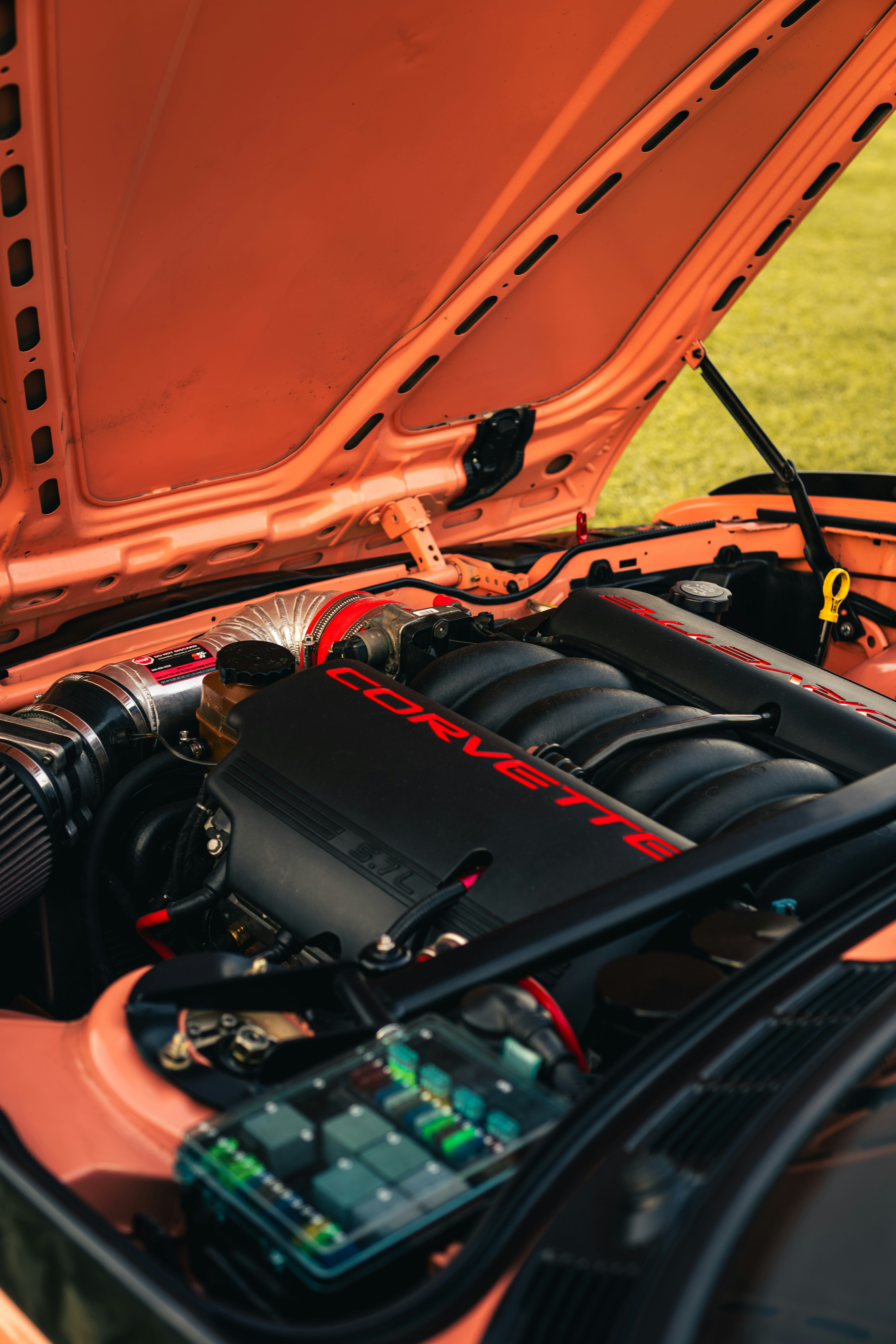 オレンジ色のボンネットオープンボンネット付きコルベットエンジン