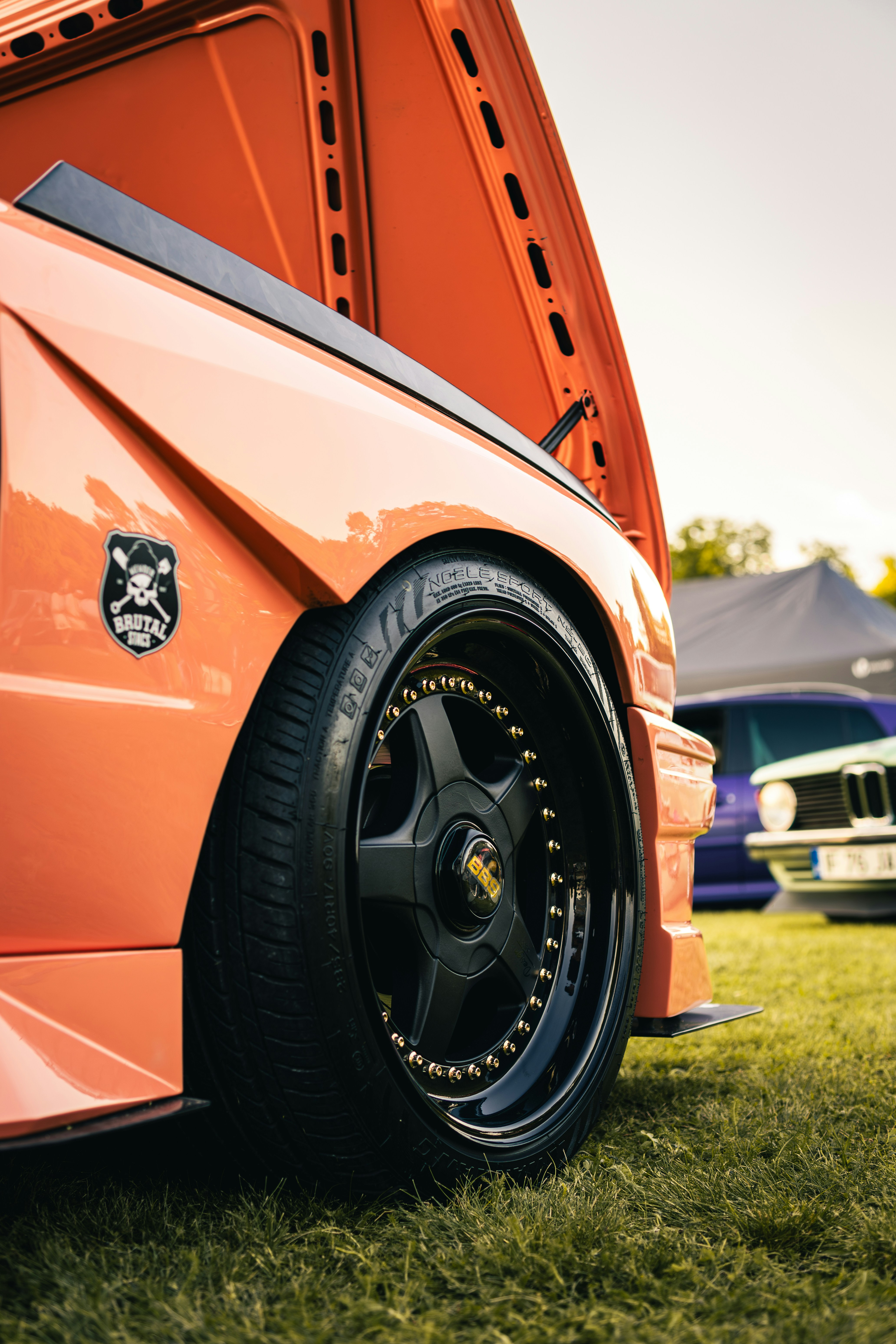 カスタムブラックホイール付きオレンジ色の車