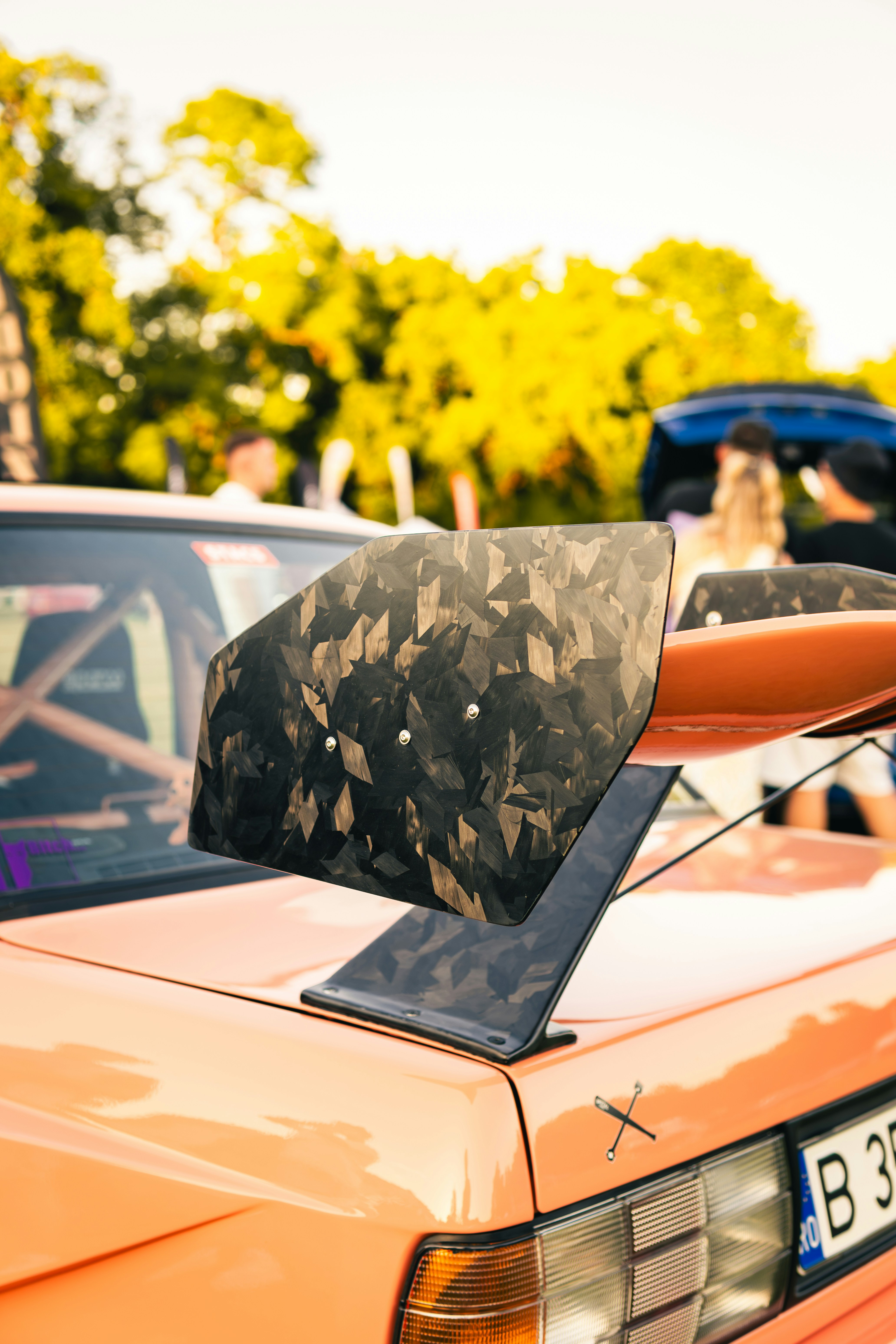 車のカーボンファイバースポイラーのクローズアップ