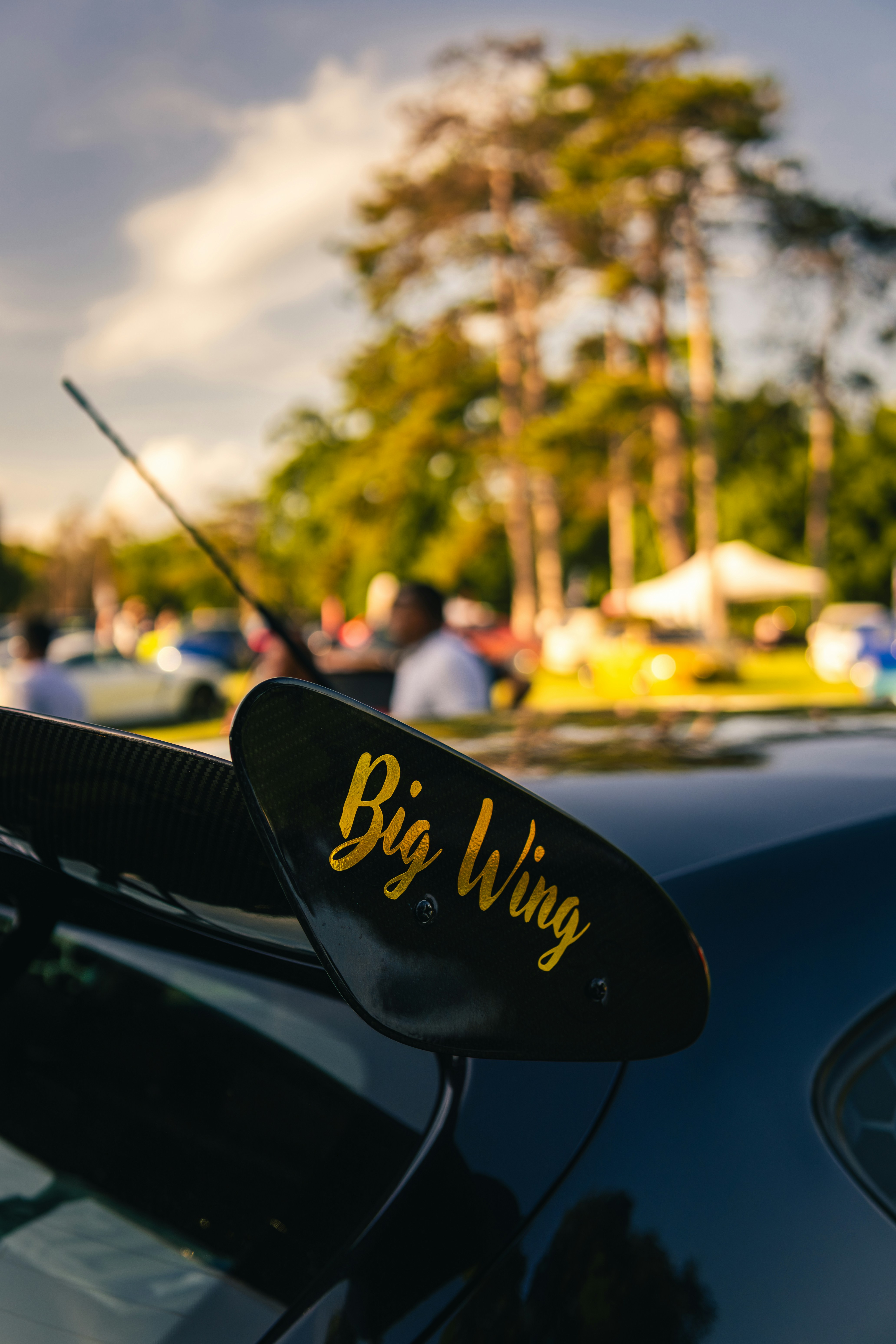 スポイラーに「ビッグウィング」ステッカーが貼られた車。