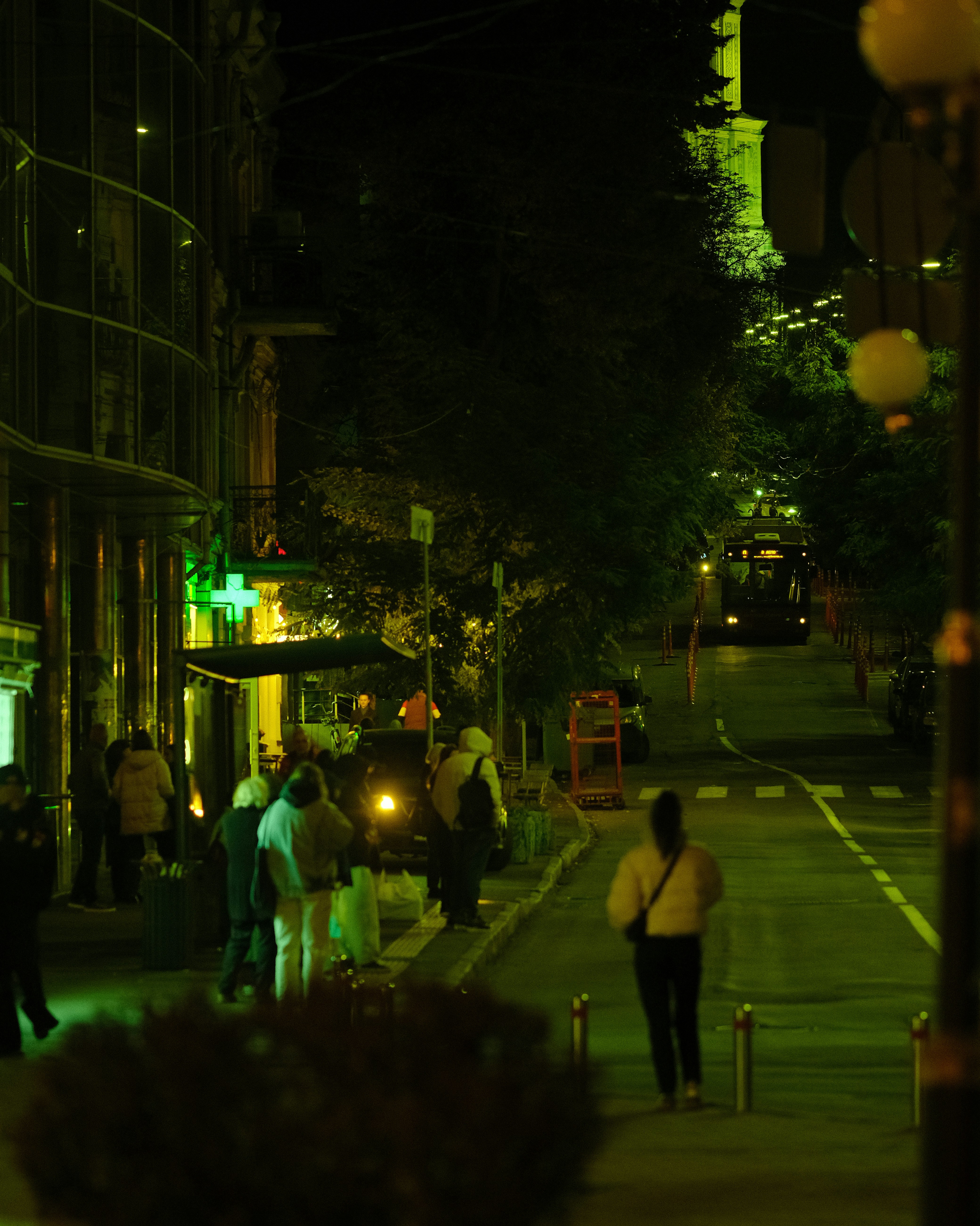 Menschen gehen nachts auf einer Straße in der Stadt spazieren.