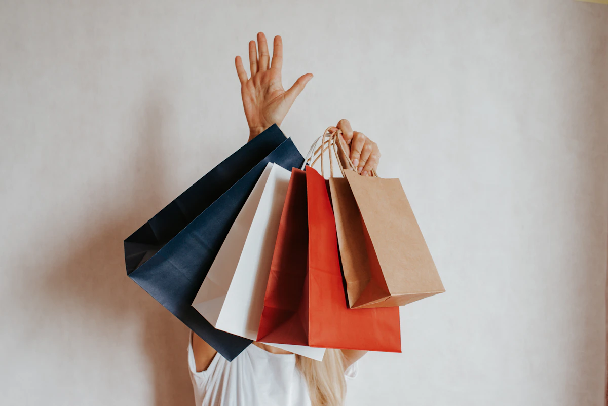 여러 개의 쇼핑백을 든 사람