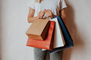 Intervenante portant des sacs de courses
