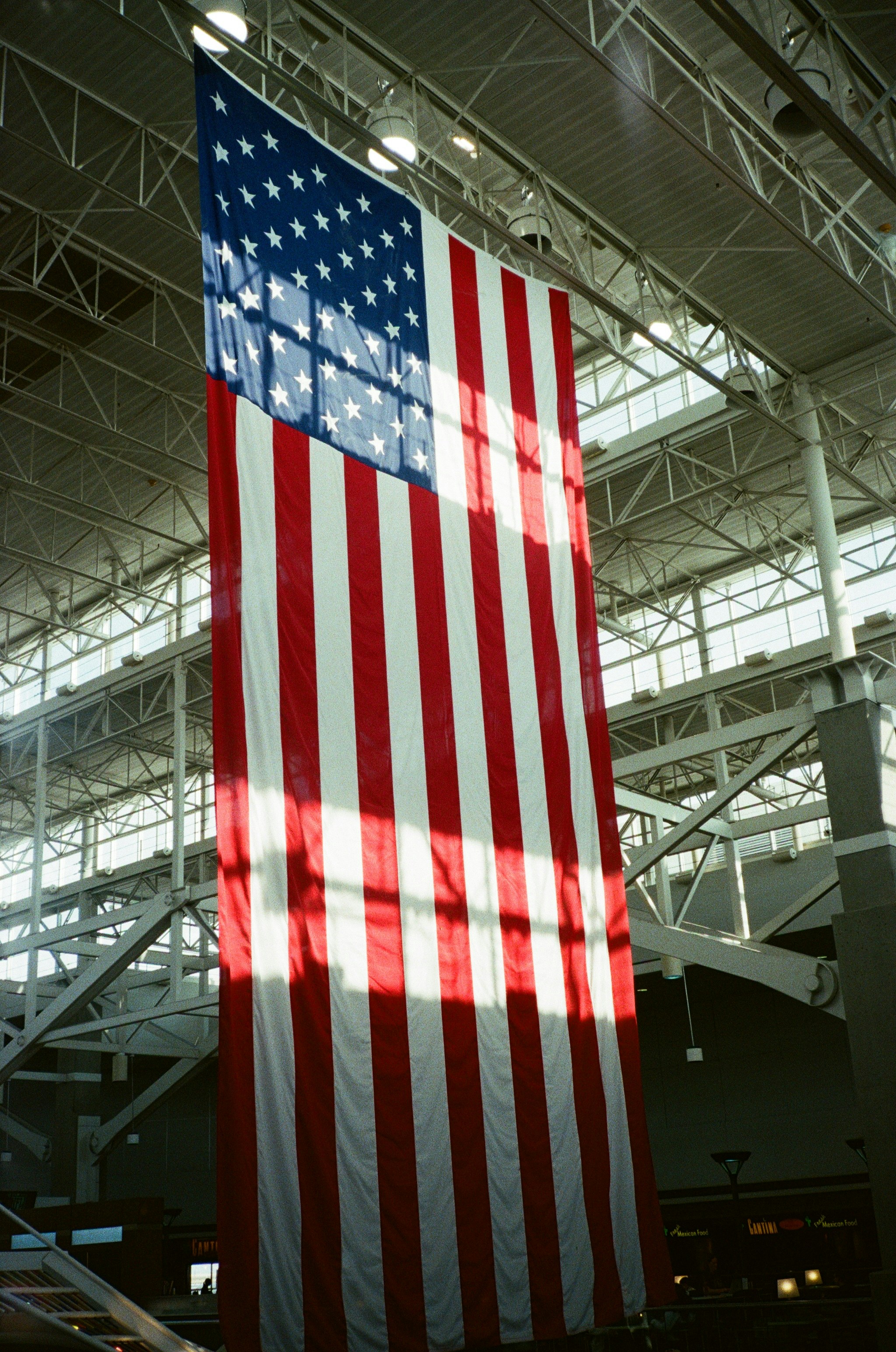 Una gran bandera estadounidense se exhibe en un estadio foto – Imagen de  Fútbol gratuita en Unsplash, image size:3000x4525