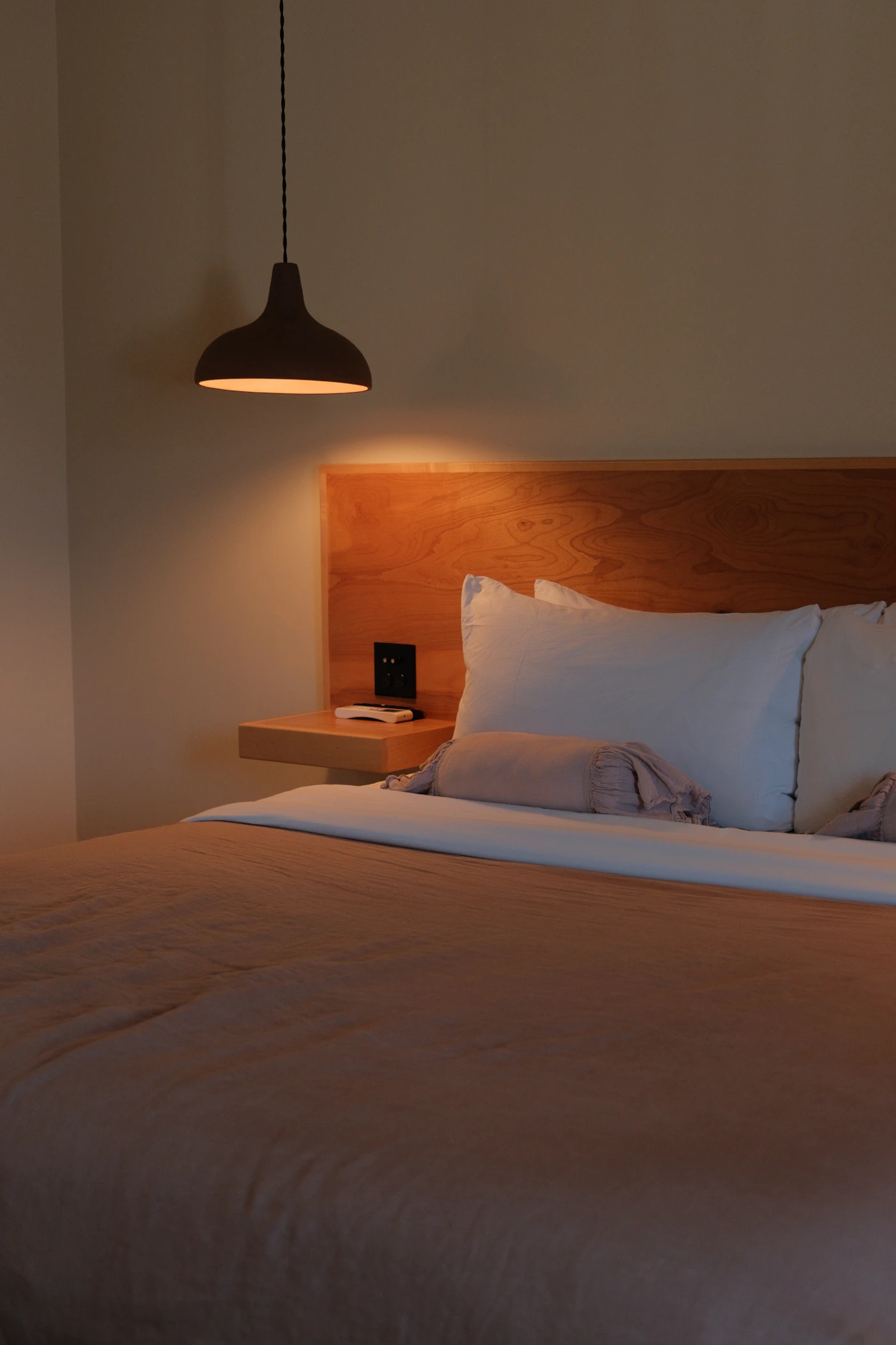 Ruhiges Schlafzimmer mit warmer Lampe als Symbol für Rauchen und Schlaf