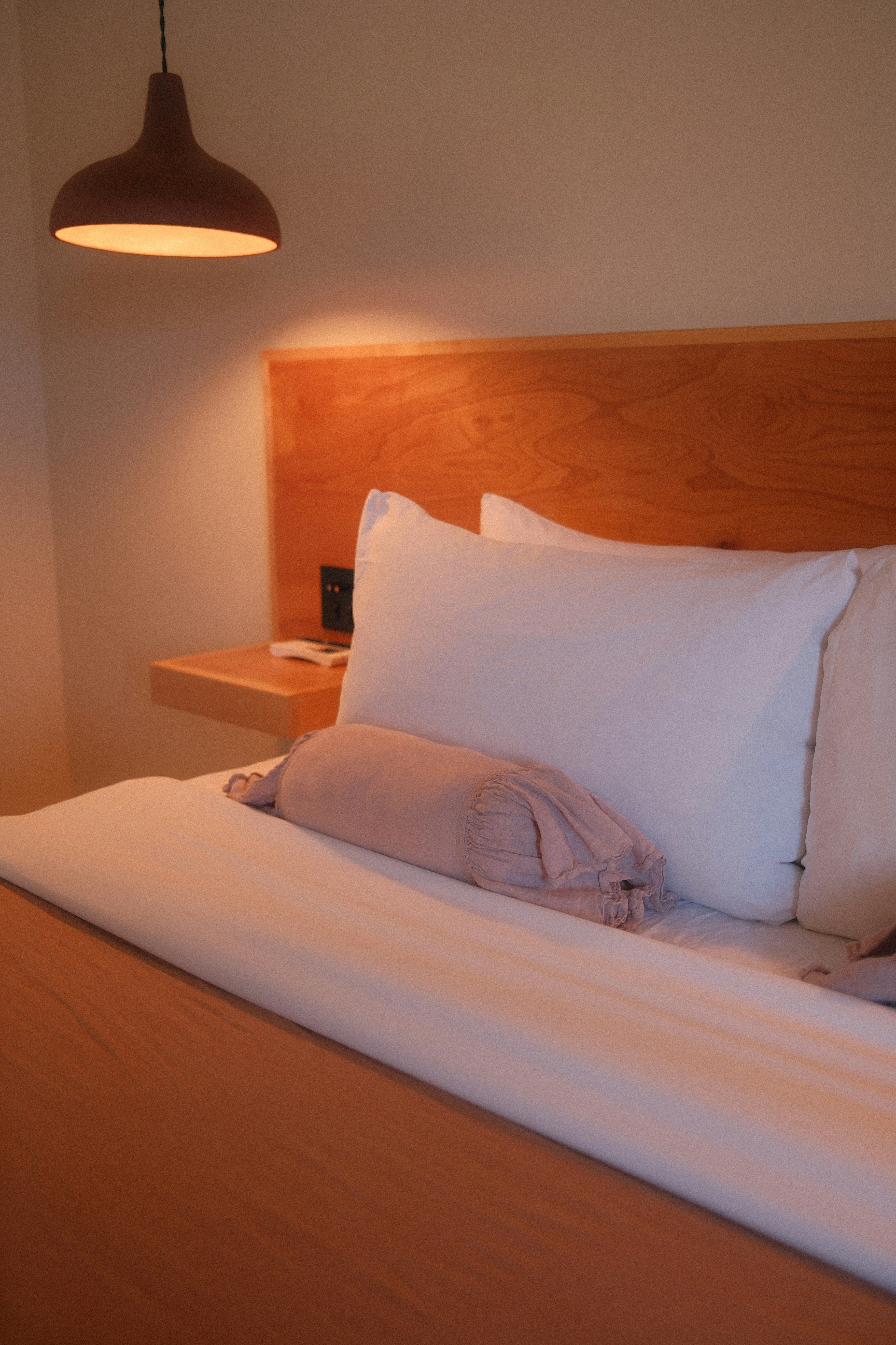 modern guest bedroom, wallpaper, Guest Room Renovation: Modern Ideas for Welcoming Spaces 6