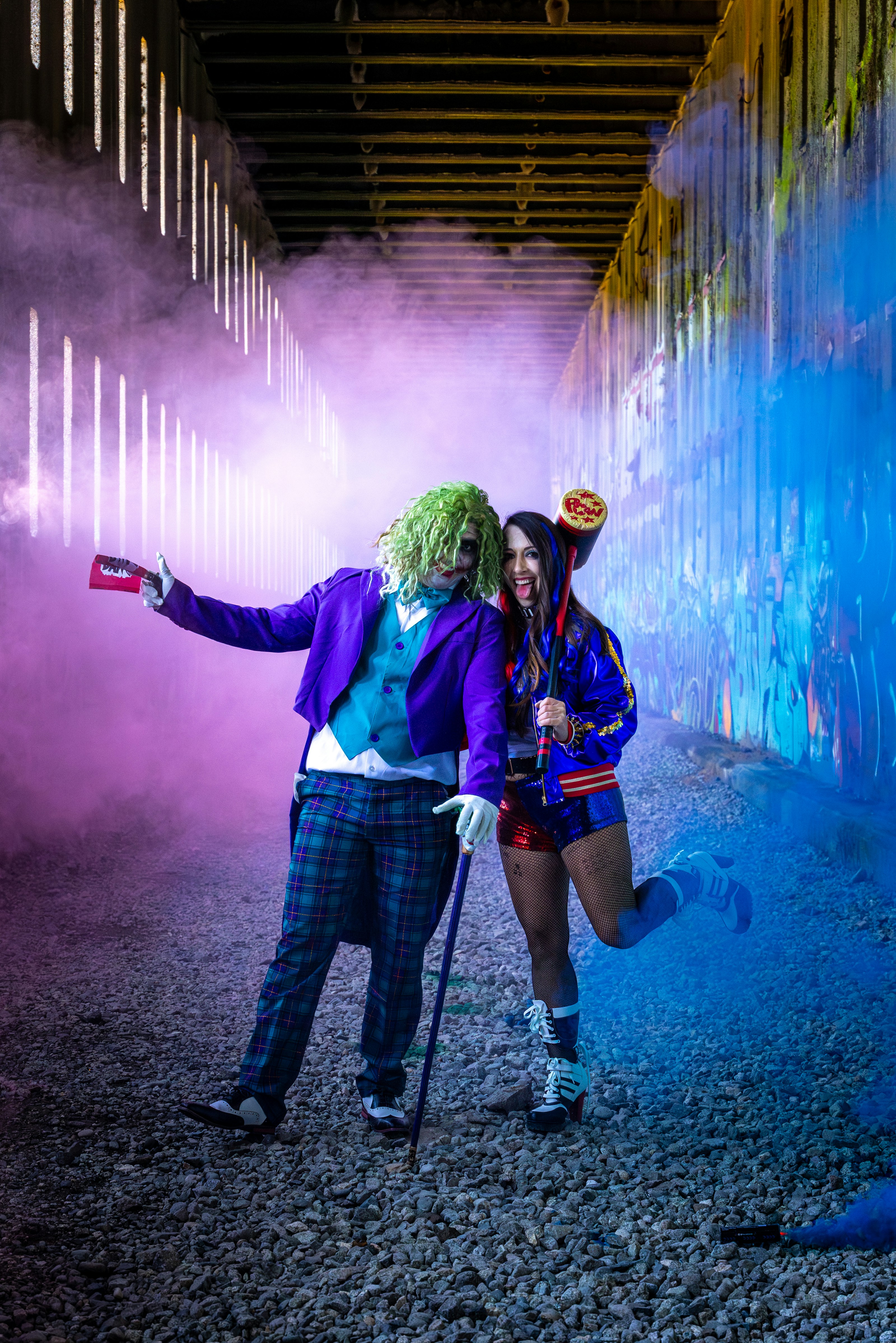 Joker dan Harley Quinn di terowongan berasap dan tertutup grafiti