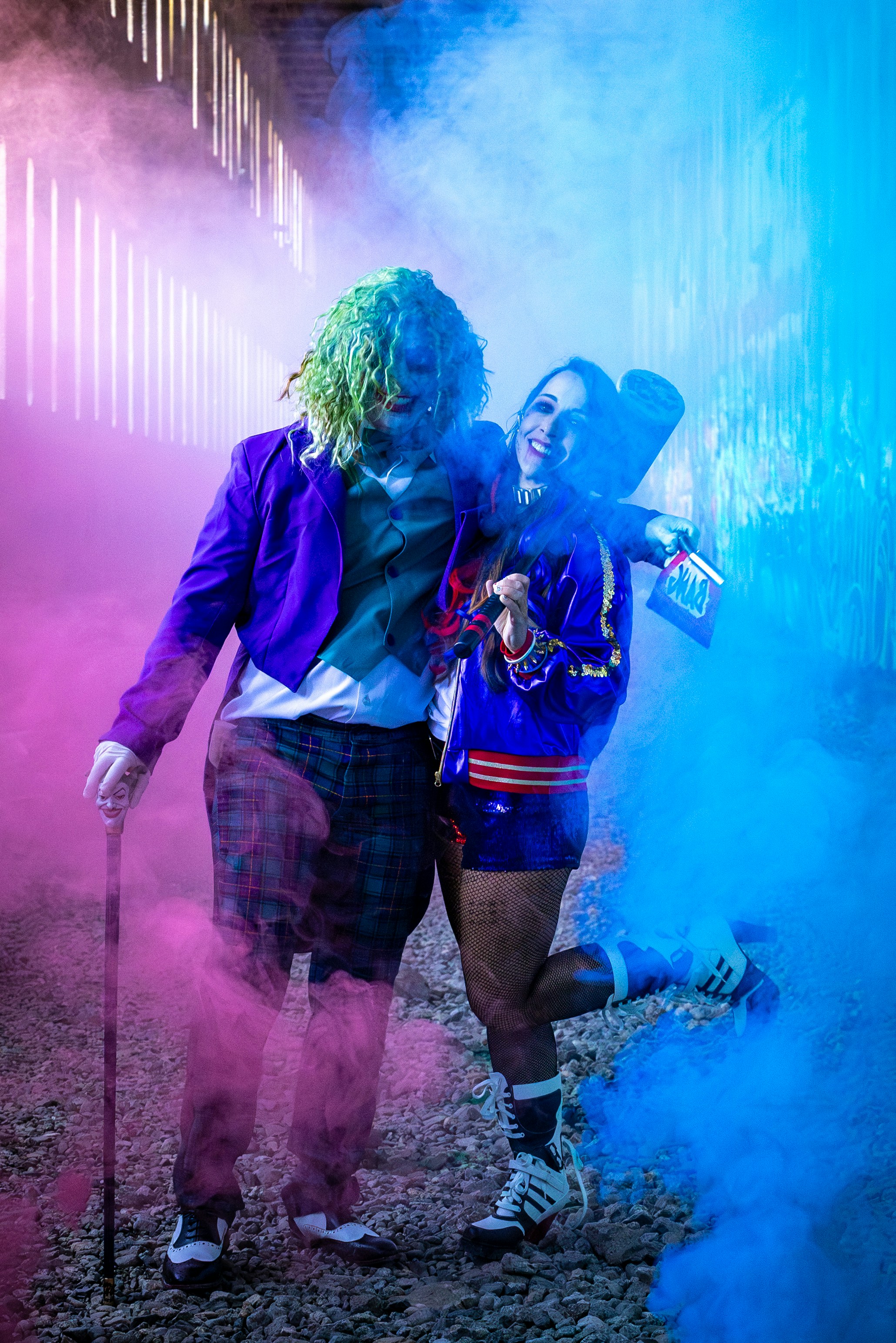 Dua orang dengan kostum joker dan harley quinn