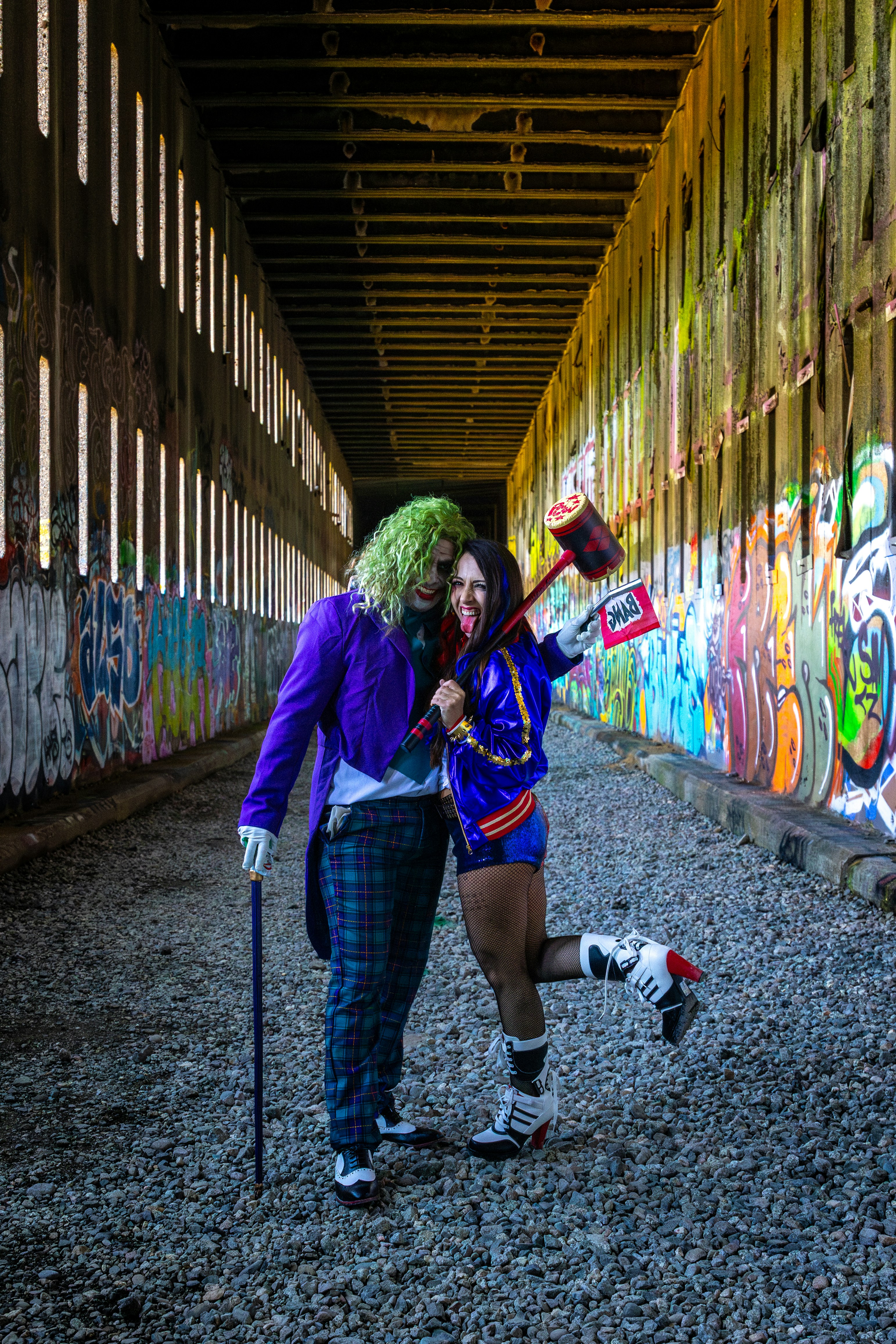 Joker dan harley quinn berpose di terowongan grafiti
