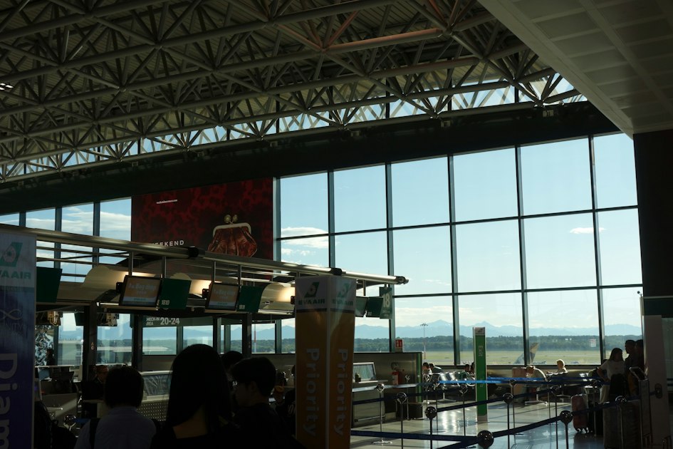 Passageiro com cartão de embarque no portão do aeroporto