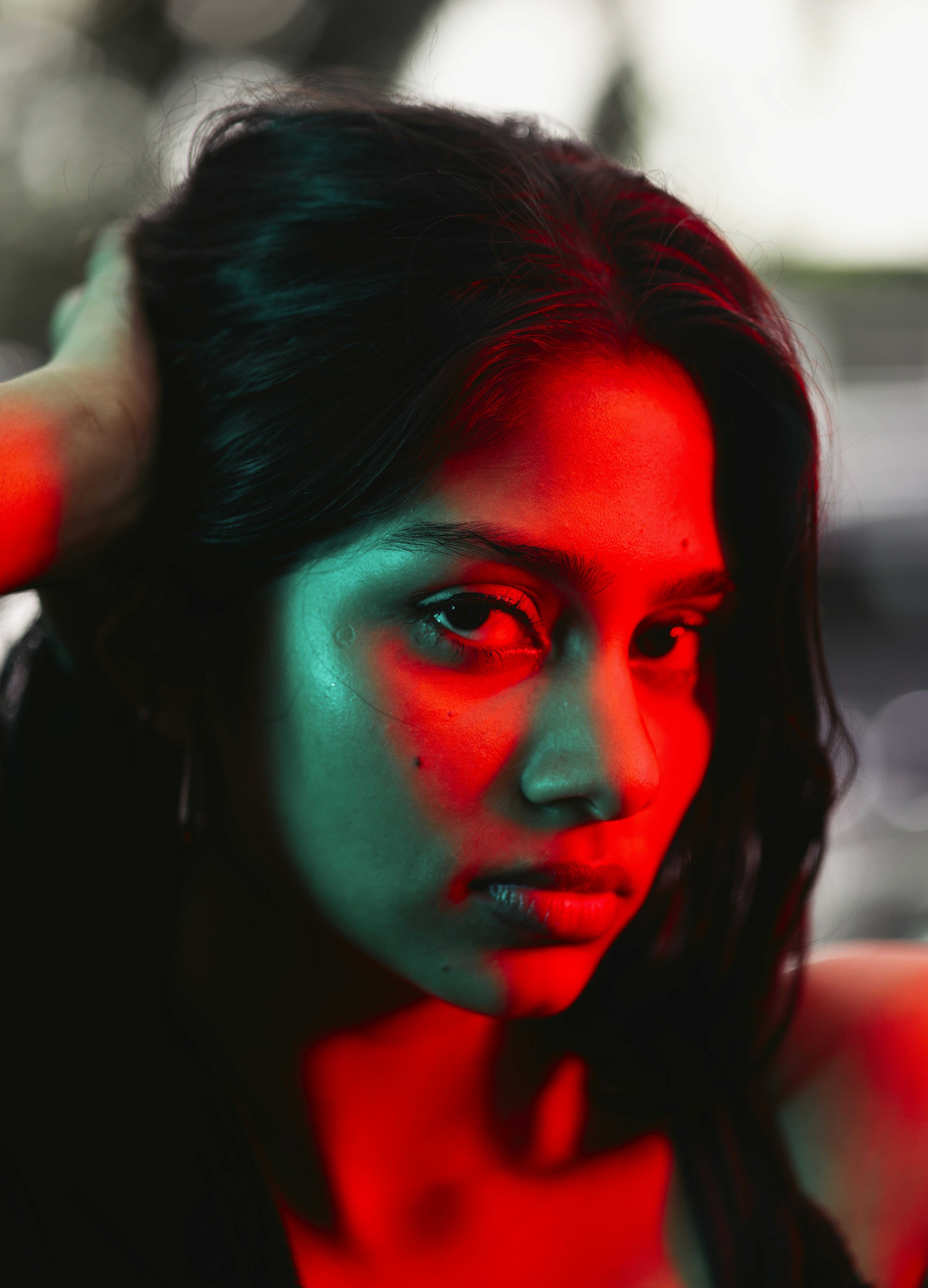 Frau mit rotem und grünem Licht im Gesicht