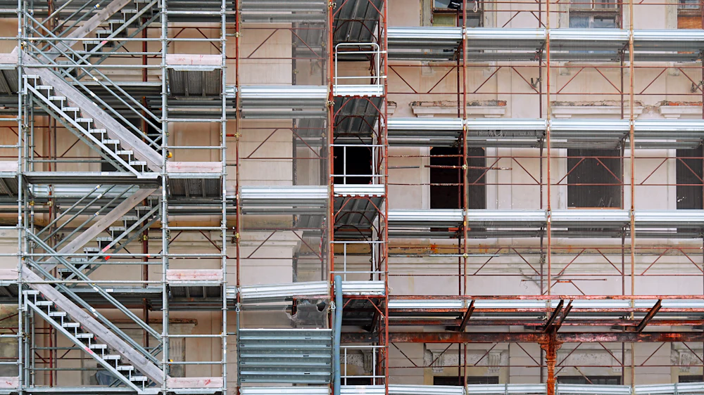 Résidence de logements neufs en construction sous échafaudages