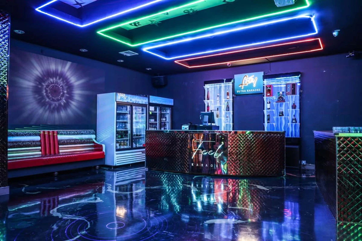 Moderne bar med neonlys, klar til drinks og shakes