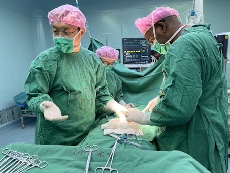 Cirurgiões realizando procedimento em centro cirúrgico com equipamentos médicos