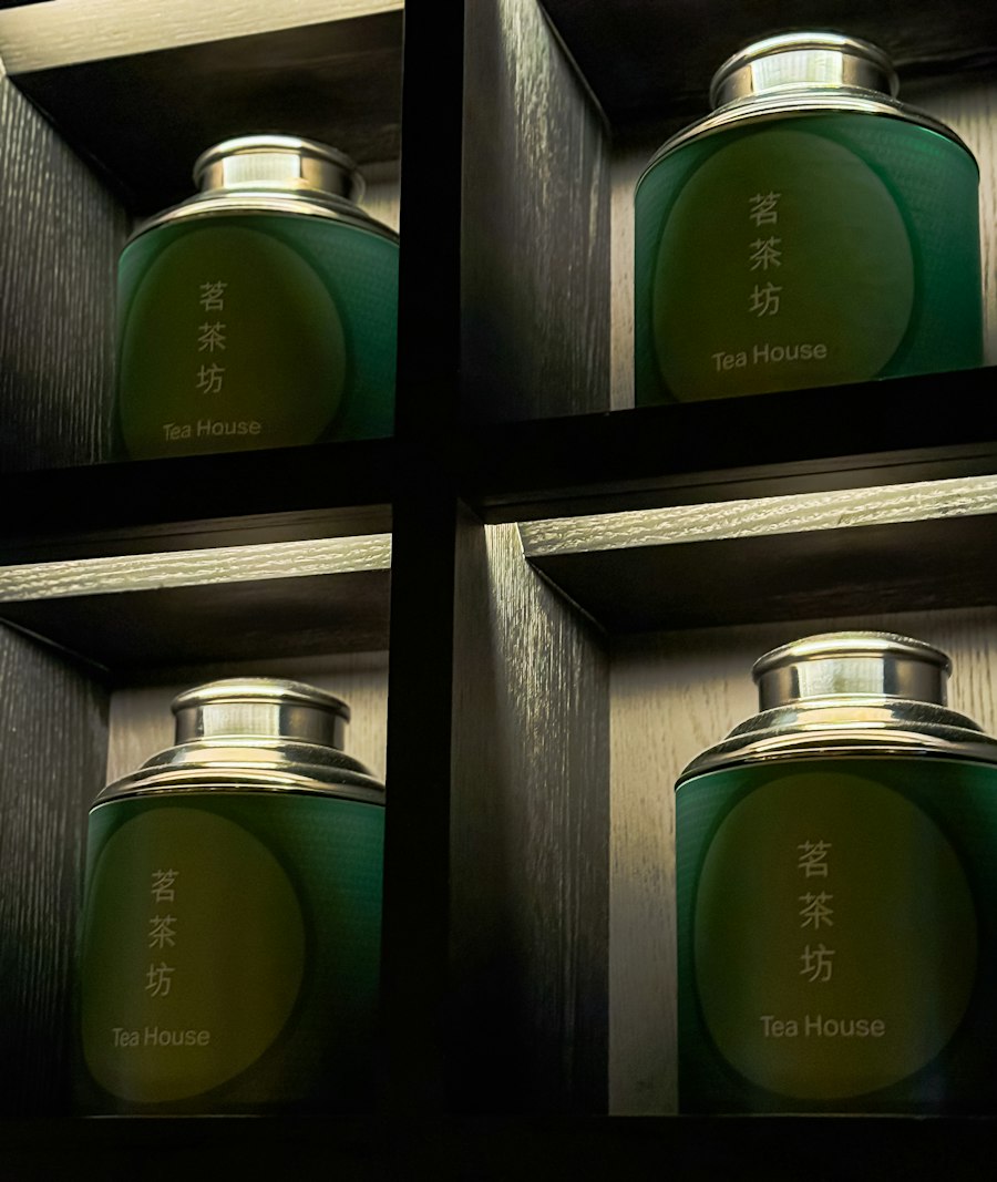 木製層架上整齊擺放的綠色茶罐