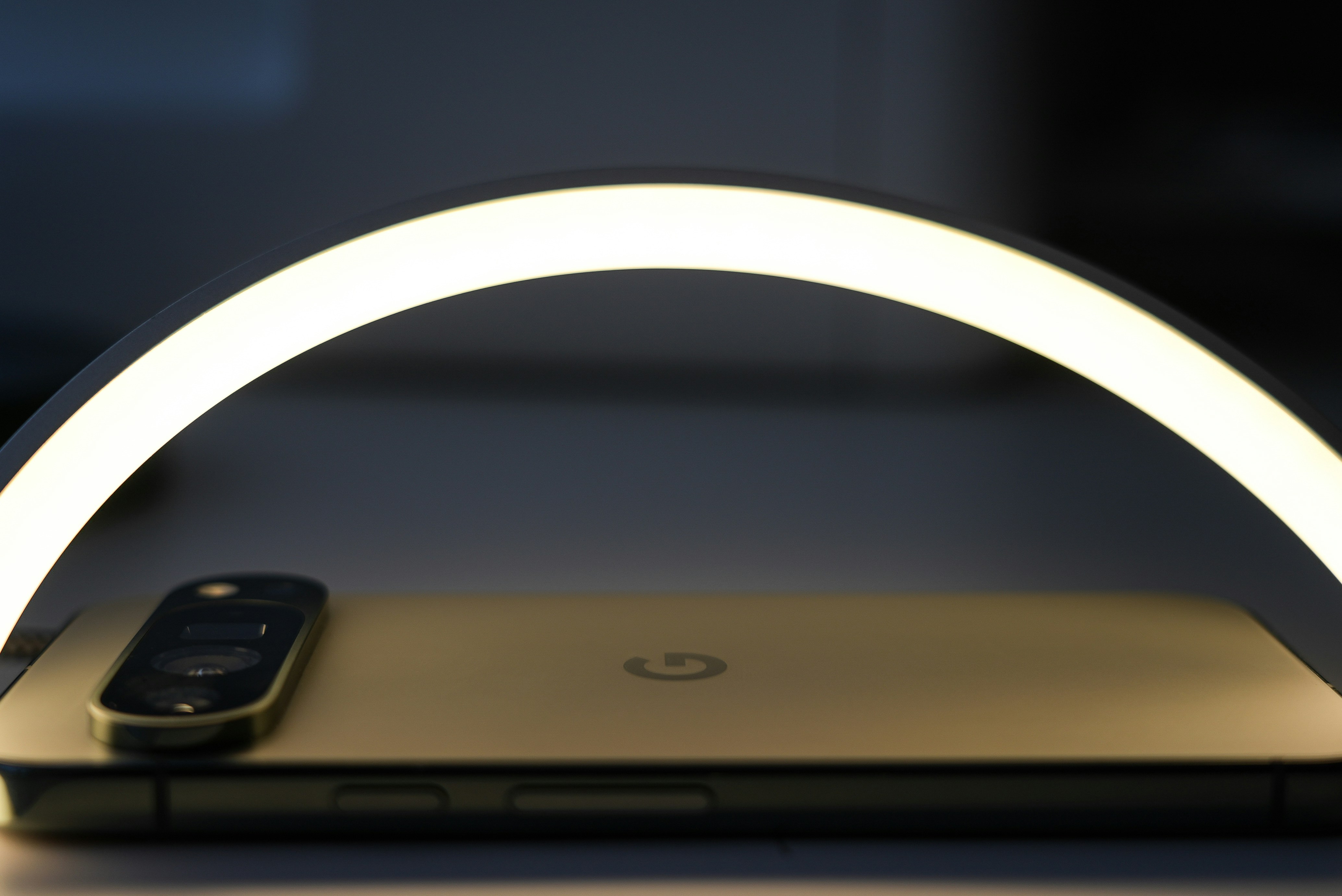 Smartphone and ring light on a table