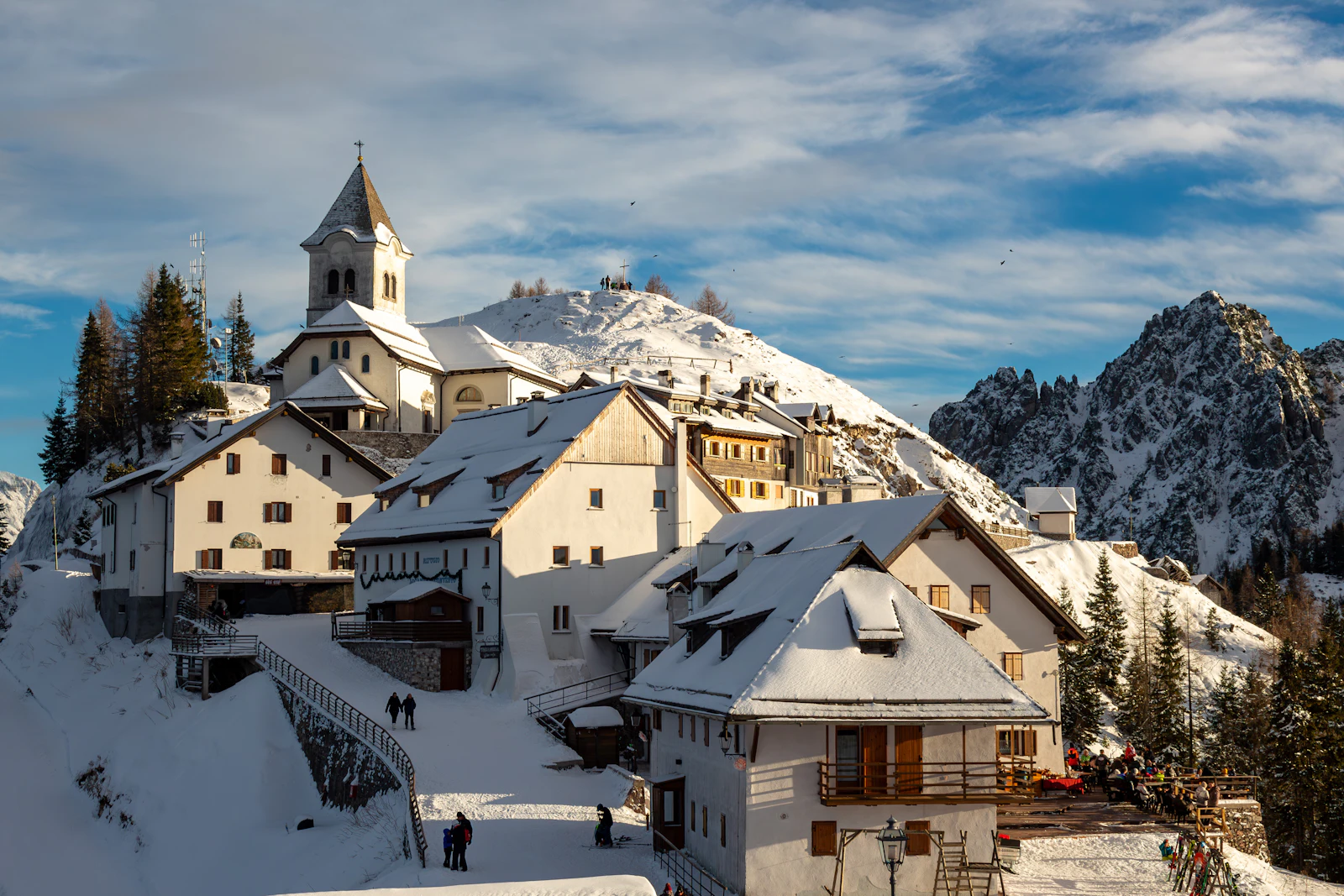 Hameau de montagne accroch&eacute; au versant sous la neige &mdash; image d'illustration, non prise &agrave; Vallorcine