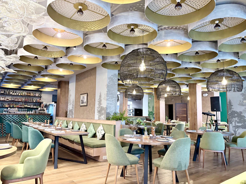 Restaurant & Bar