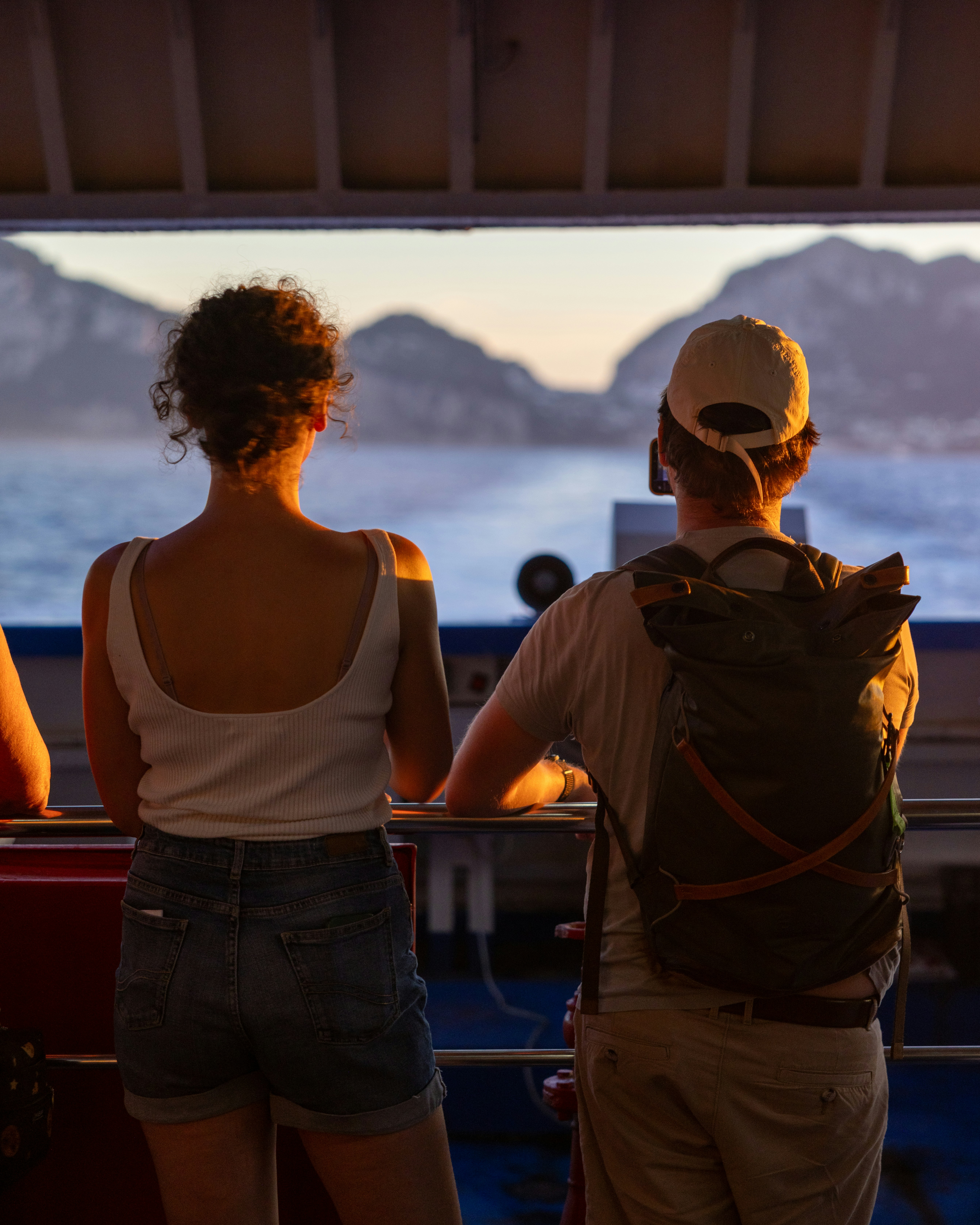 Coppia che guarda il tramonto sul mare