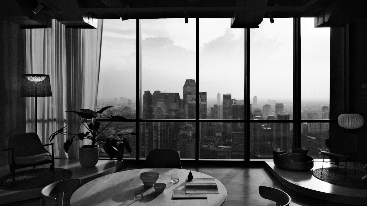 Interior penthouse cu panoramă urbană