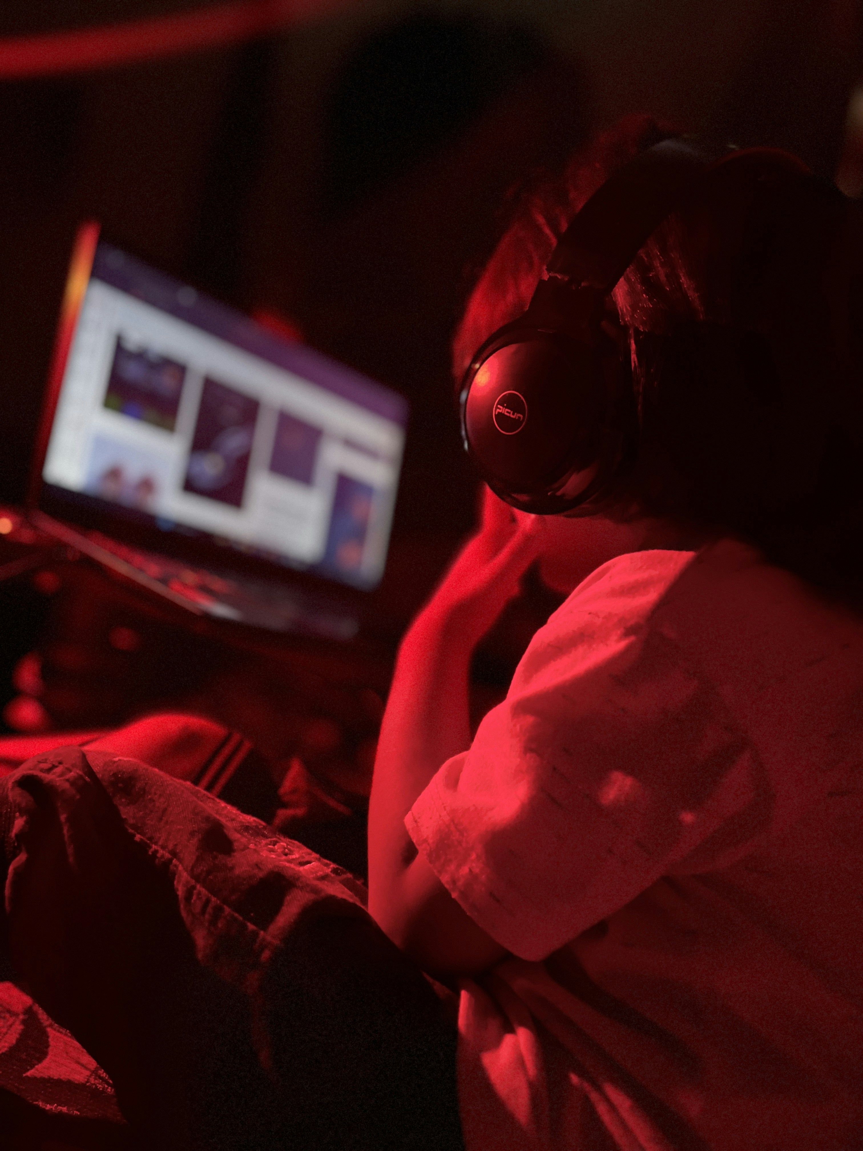gaming laptop dark room, wallpaper, Gaming Laptop Black Screen Issue: Full Troubleshooting Guide 5