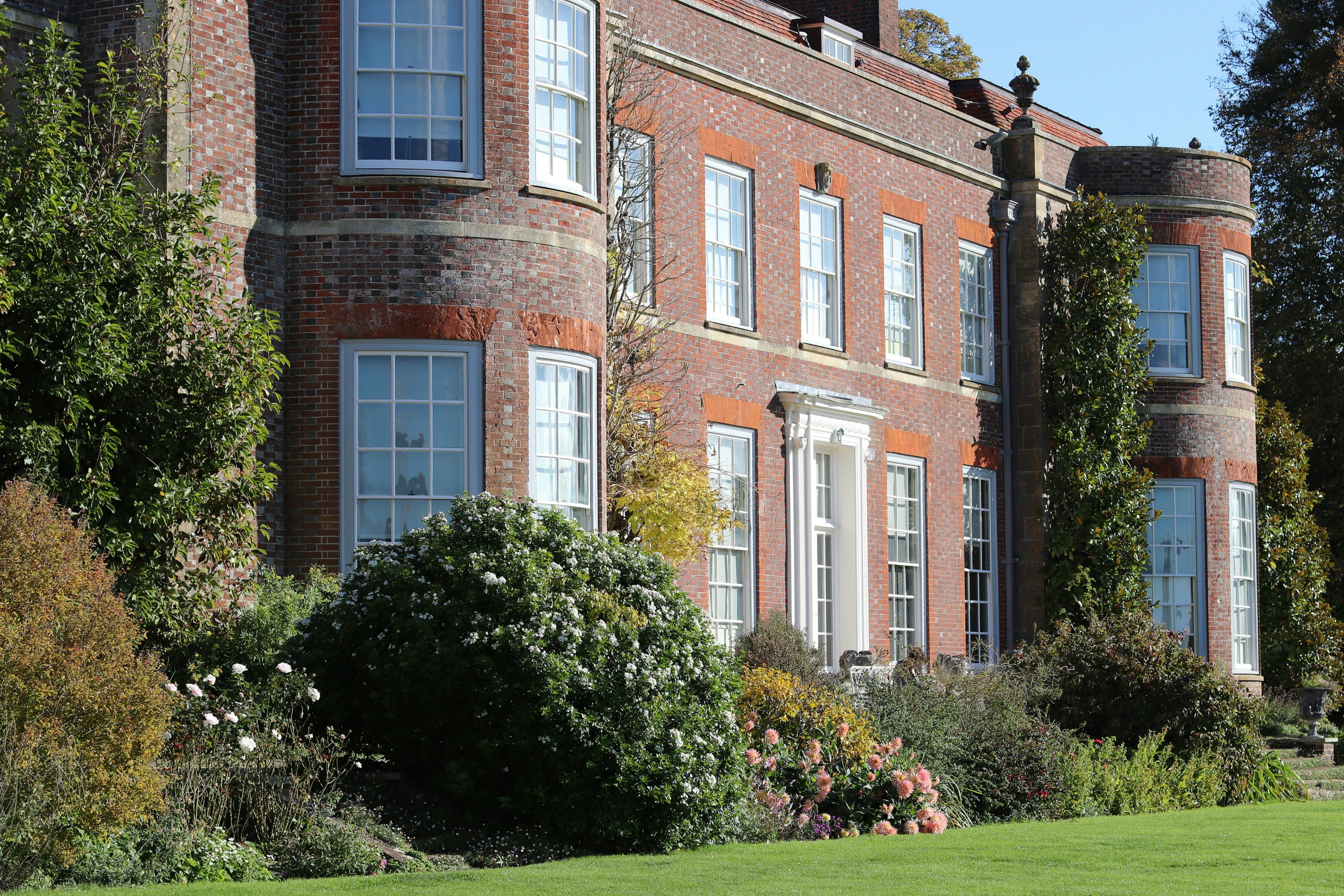 Solar rural com jardins exuberantes