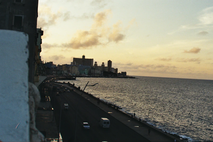 Sunset along the Malecón in Havana, setting the scene for free Cuban dating apps and the singles who use them
