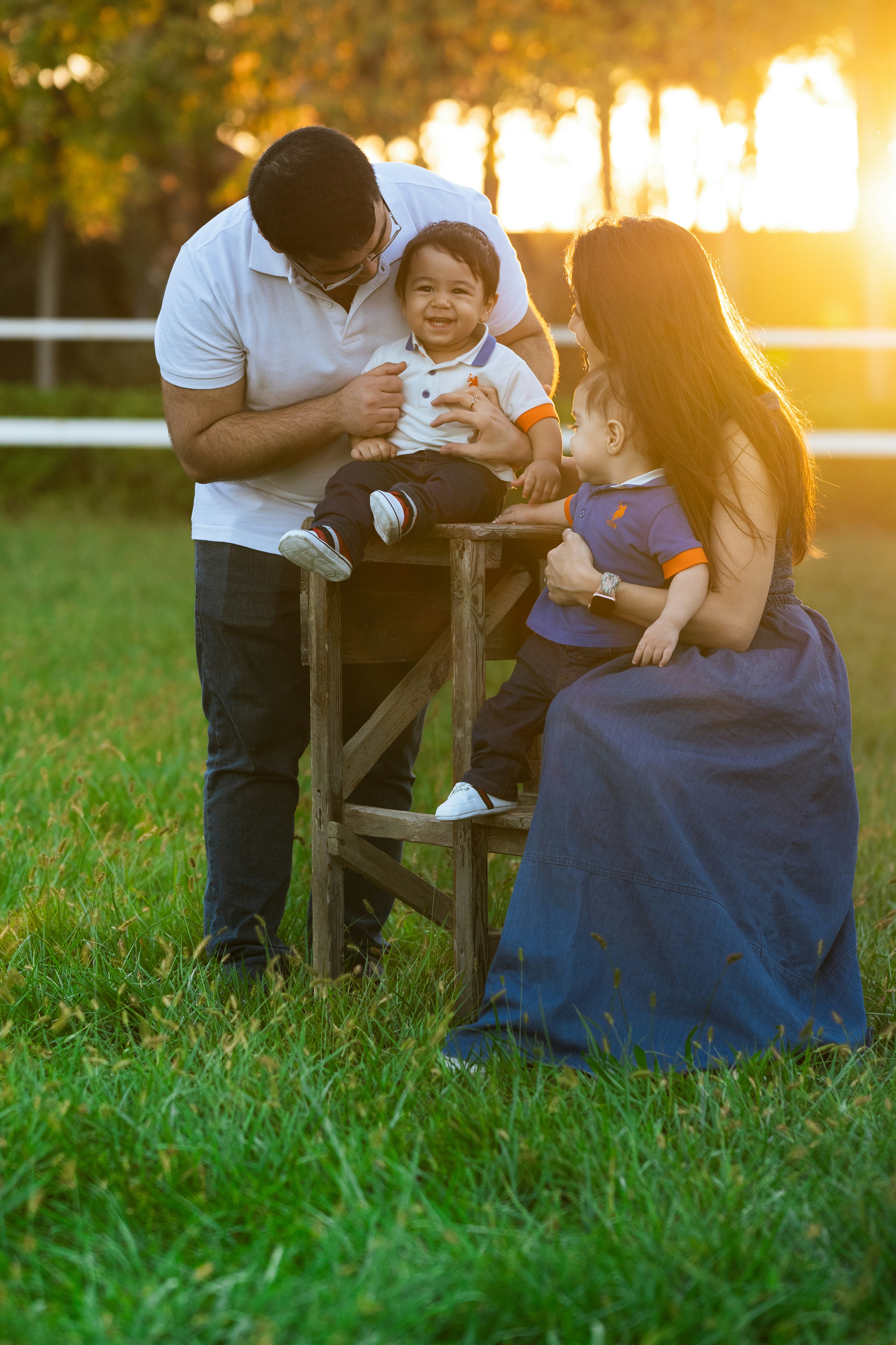 Famiglia con due bambini piccoli all'aperto al tramonto