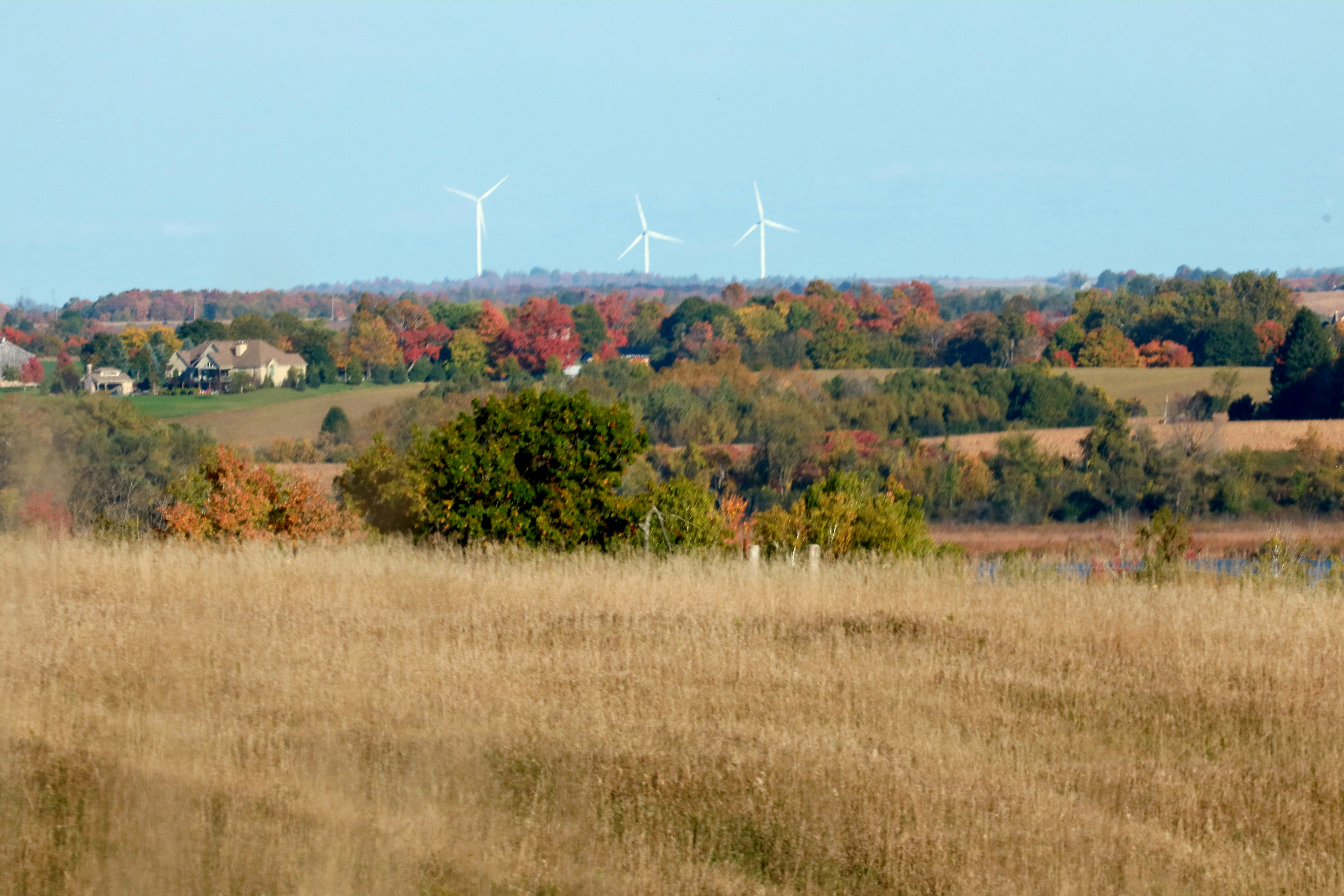Expert menuiserie contrôlant installation fenêtres éligibles MaPrimeRénov 2026