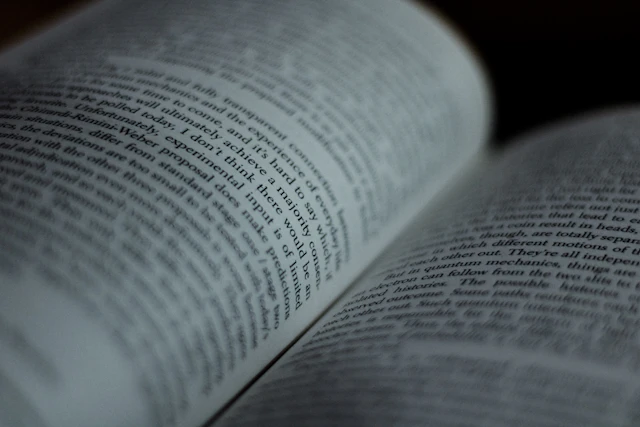Libro abierto que simboliza la lectura crítica y contextualizada de una obra